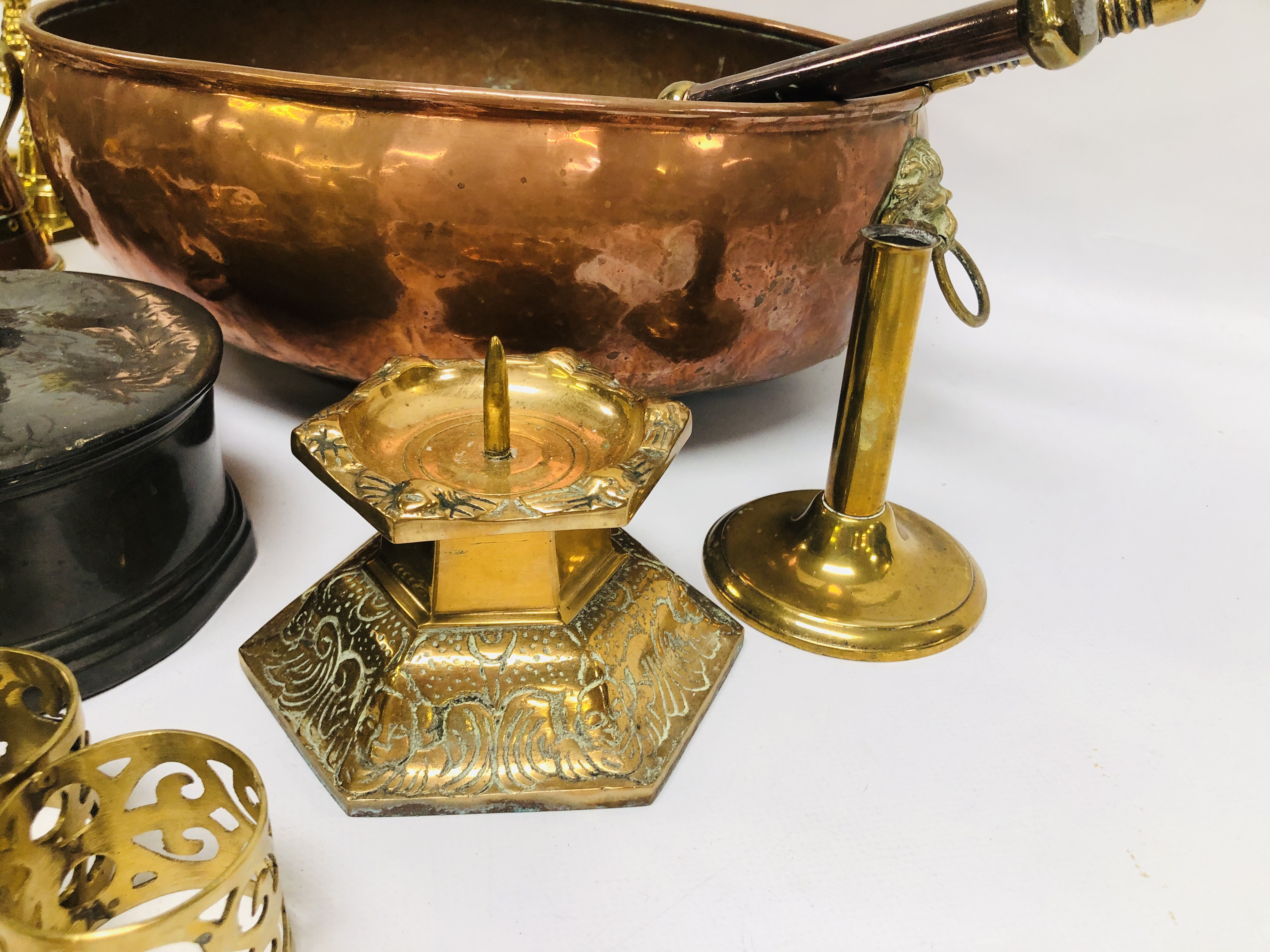 A COLLECTION OF METAL WARES TO INCLUDE COPPER PAN WITH LION HEAD DETAIL, 2 X BRASS CANDLESTICKS, - Image 4 of 10