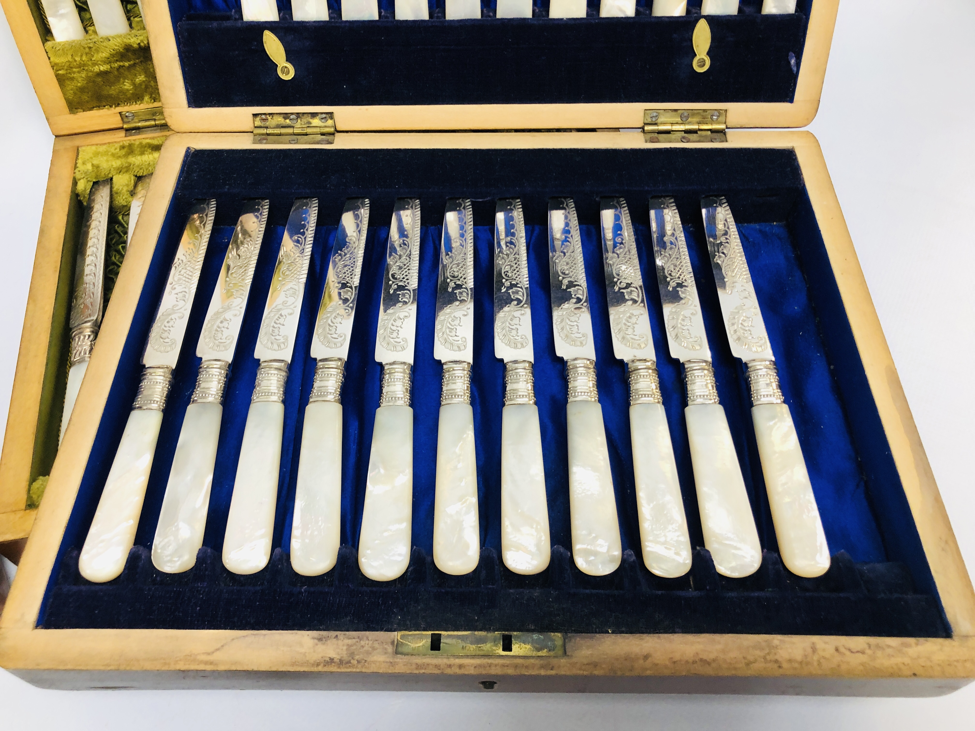FOUR VINTAGE CASED CUTLERY SETS IN FITTED WOODEN BOXES (NOT GUARANTEED COMPLETE) ALONG WITH AN - Image 6 of 10