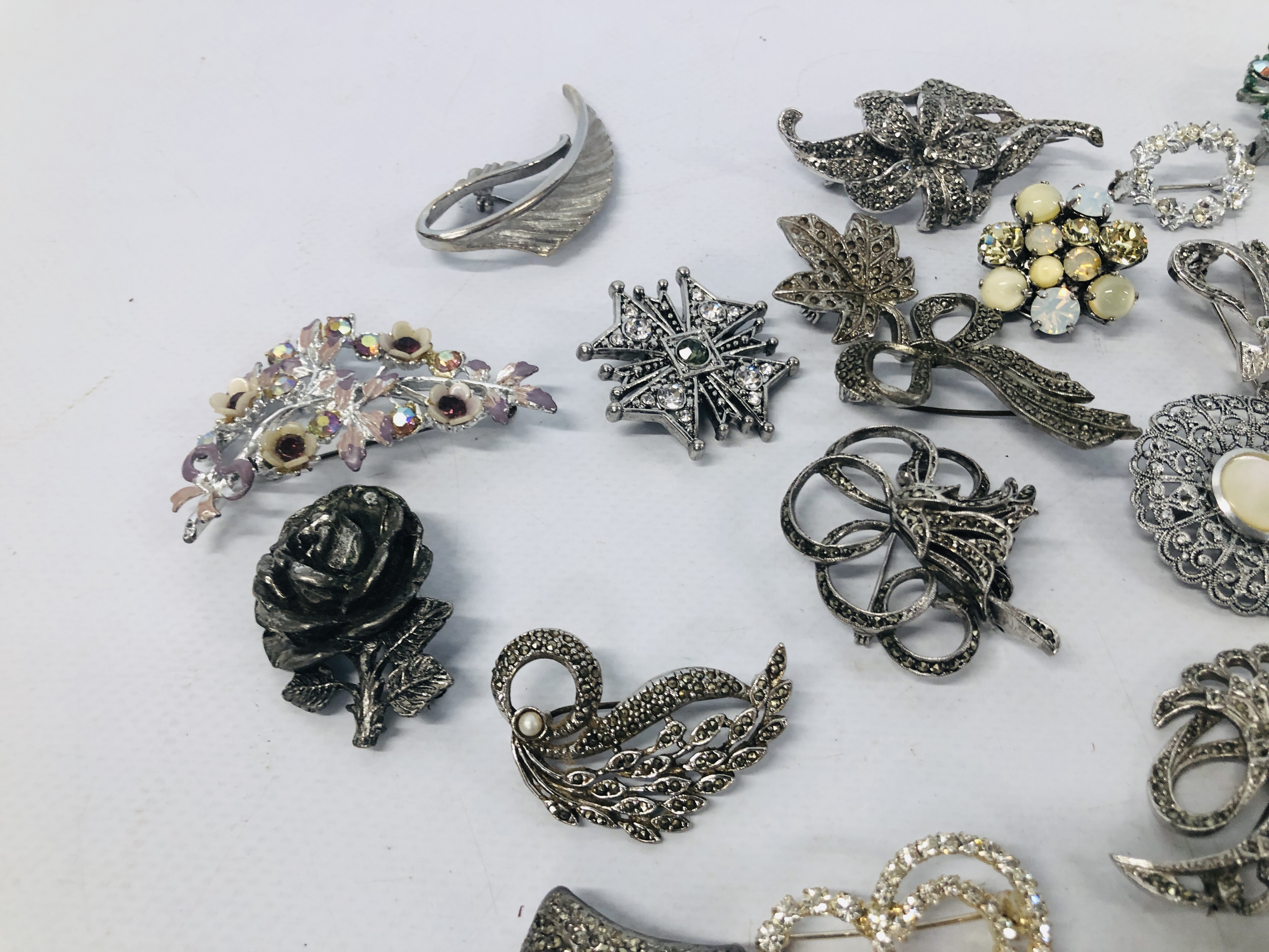 1 TRAY BOX OF SILVER TONE VINTAGE / RETRO JEWELLERY. - Image 3 of 7