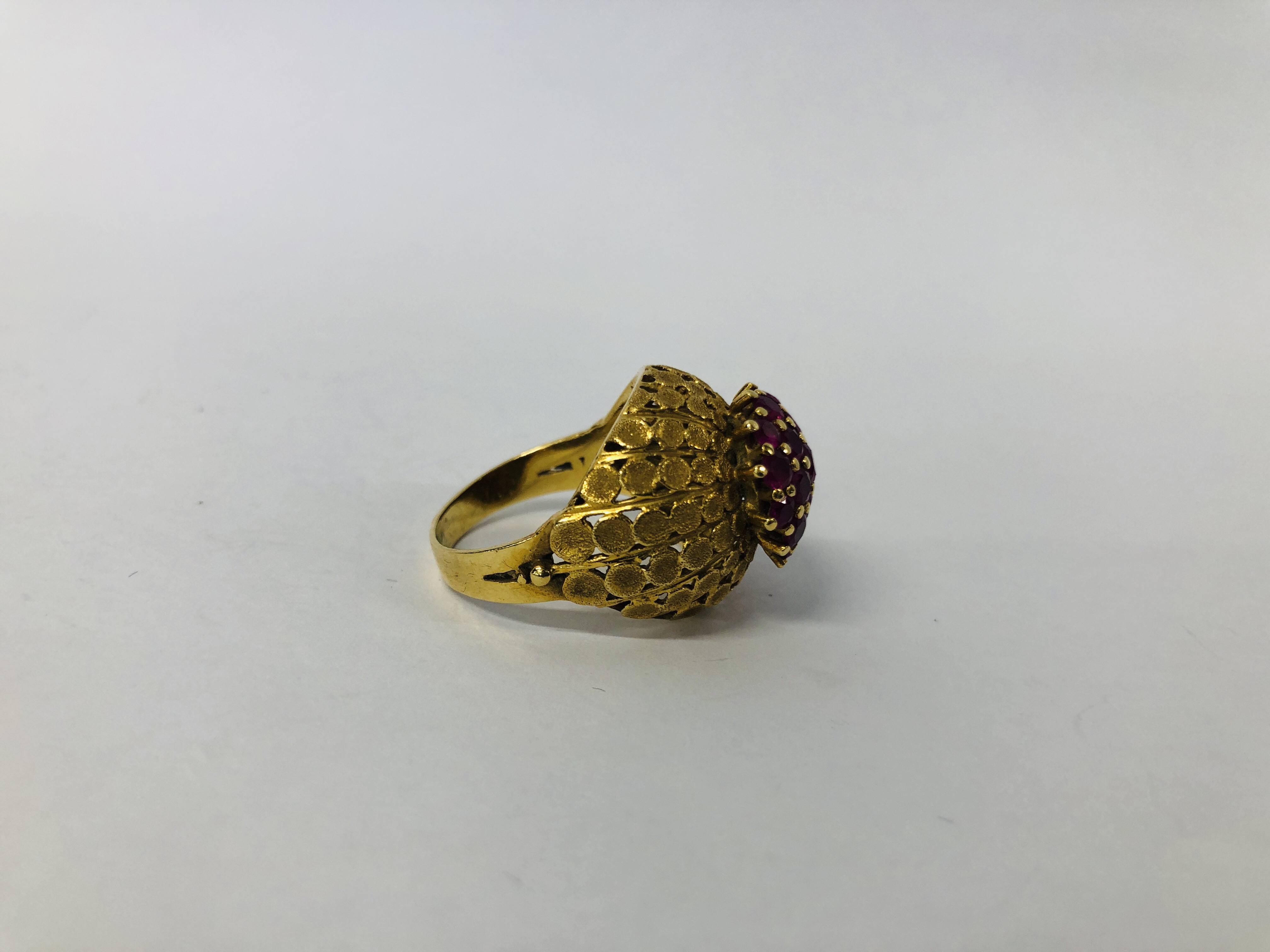 AN IMPRESSIVE DESIGNER YELLOW METAL (INDISTINCT MARKS) RUBY CLUSTER RING OF RAISED DESIGN. - Image 3 of 7