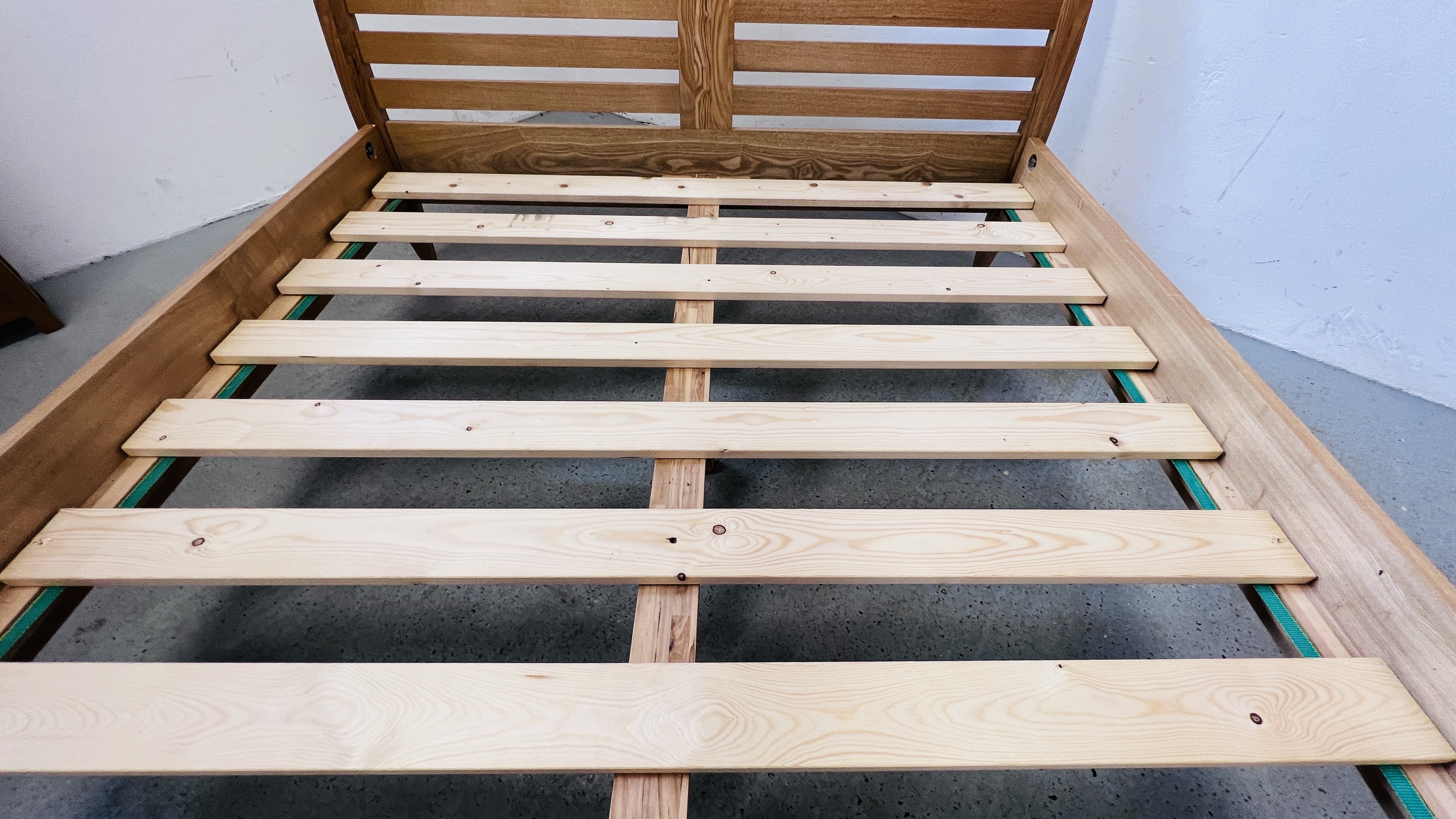 A MODERN LIGHT OAK FINISH KINGSIZE SLEIGH BEDSTEAD. - Image 3 of 11