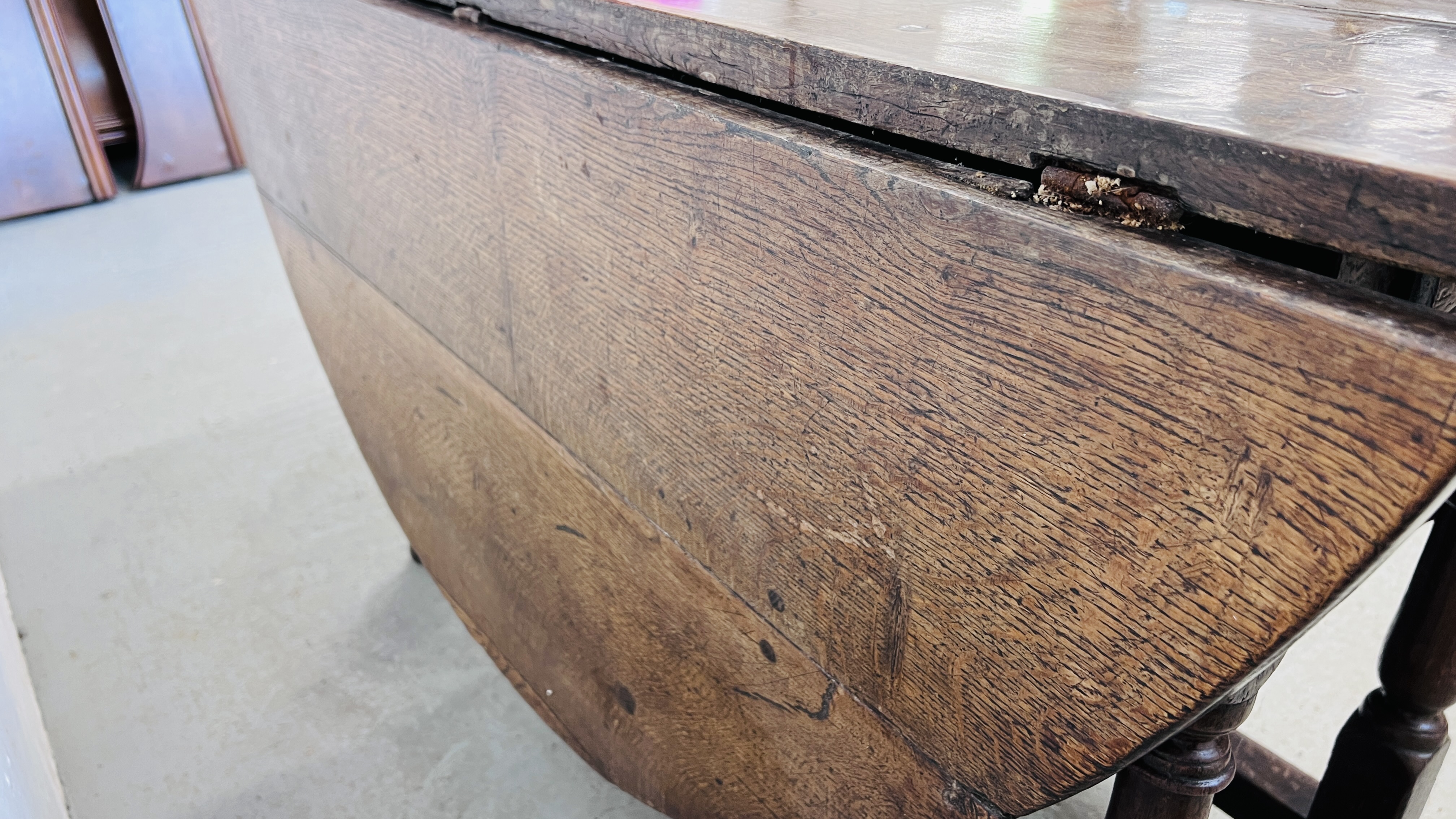 AN EARLY C18th OAK GATELEG DINING TABLE, L 156CM. - Image 9 of 11