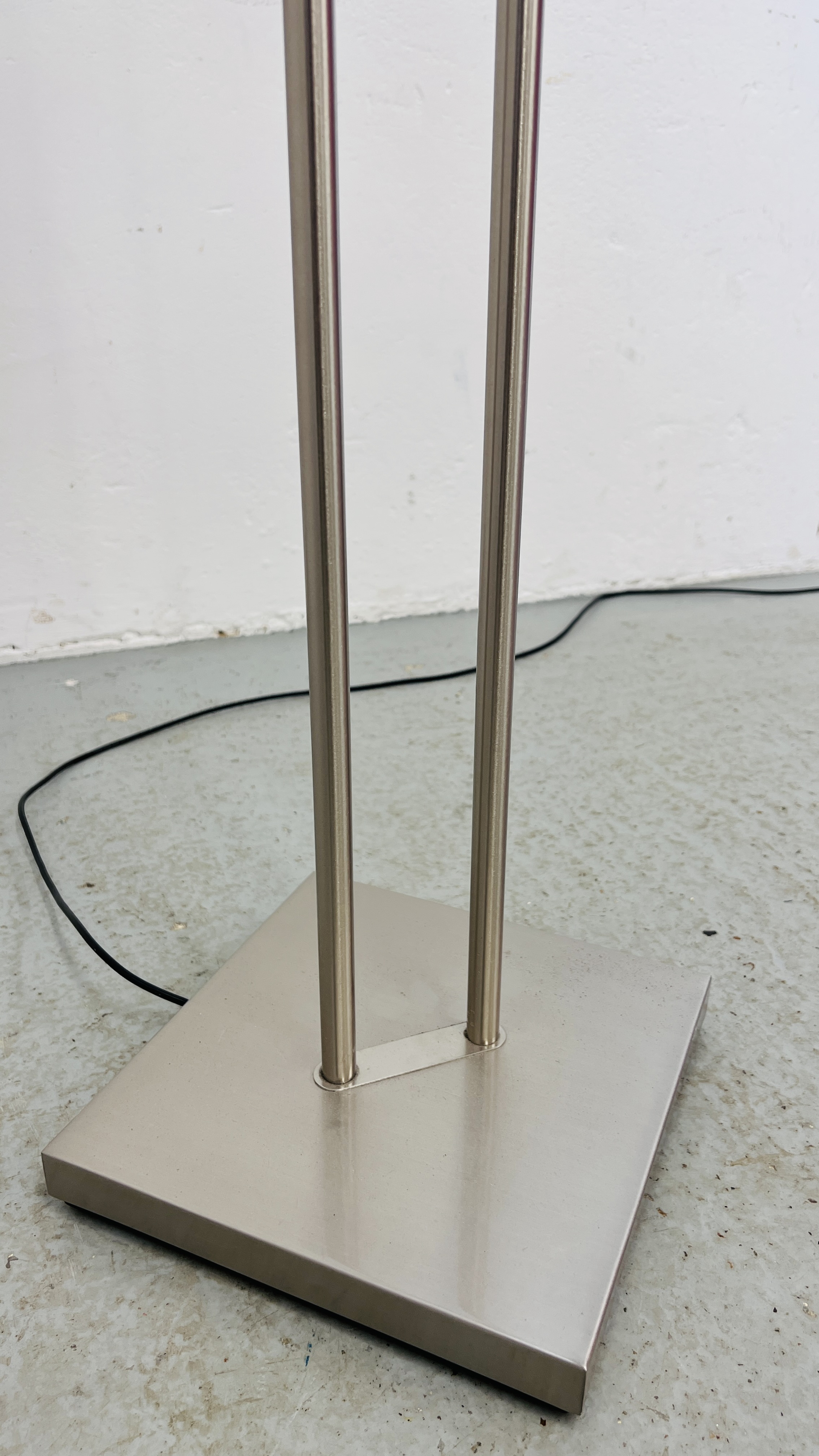 A MODERN STAINLESS STEEL FINISH ANGLE POISE LED LAMP WITH READING LIGHT - SOLD AS SEEN. - Image 9 of 11