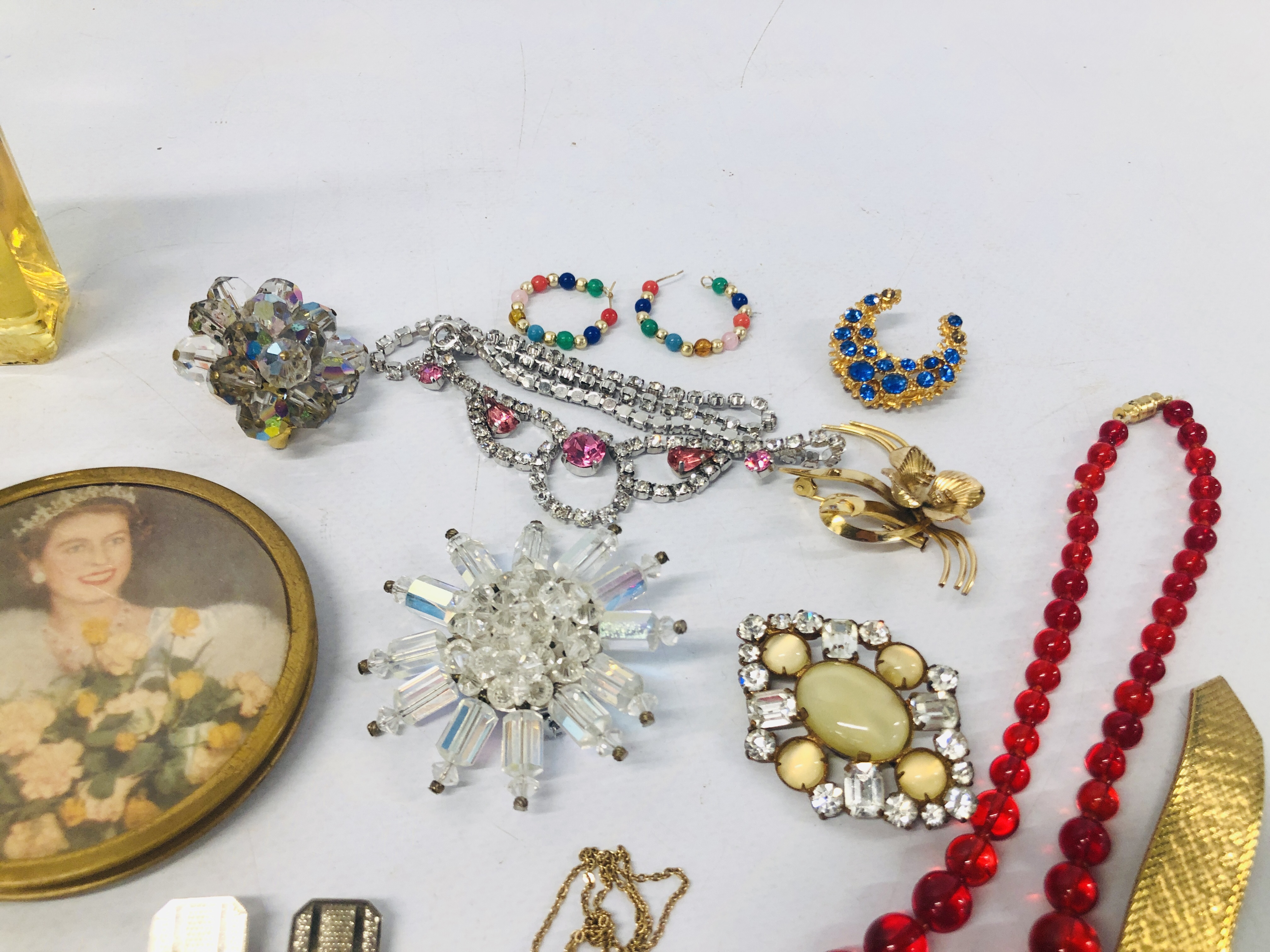 A BOX OF VINTAGE COSTUME JEWELLERY TO INCLUDE BEADS, - Image 4 of 6