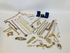 1 BOX OF GOLD TONE VINTAGE RETRO COSTUME JEWELLERY TO INCLUDE BRACELETS, NECKLACES AND RINGS.