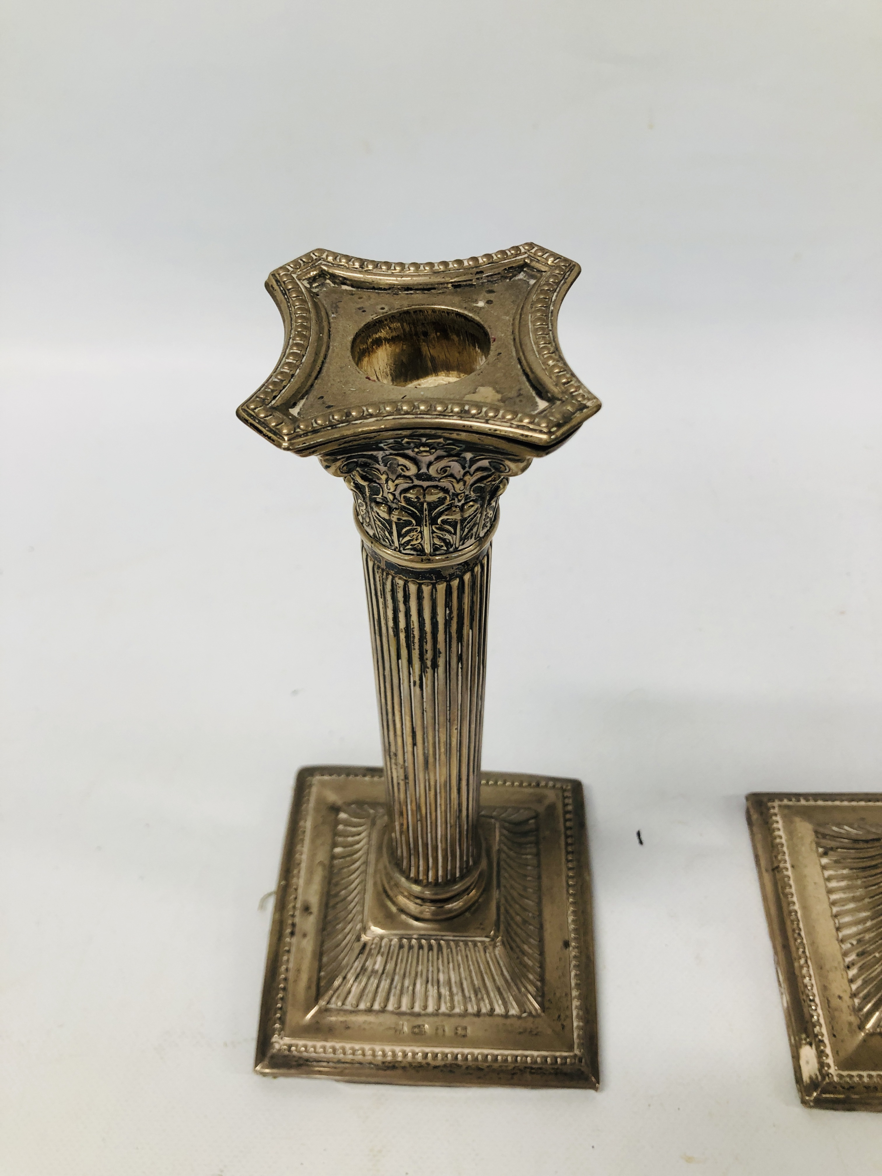 A PAIR OF SILVER CANDLESTICKS IN THE FORM OF CORINTHIAN COLUMNS, BIRMINGHAM ASSAY, H 26CM (FILLED). - Image 8 of 23