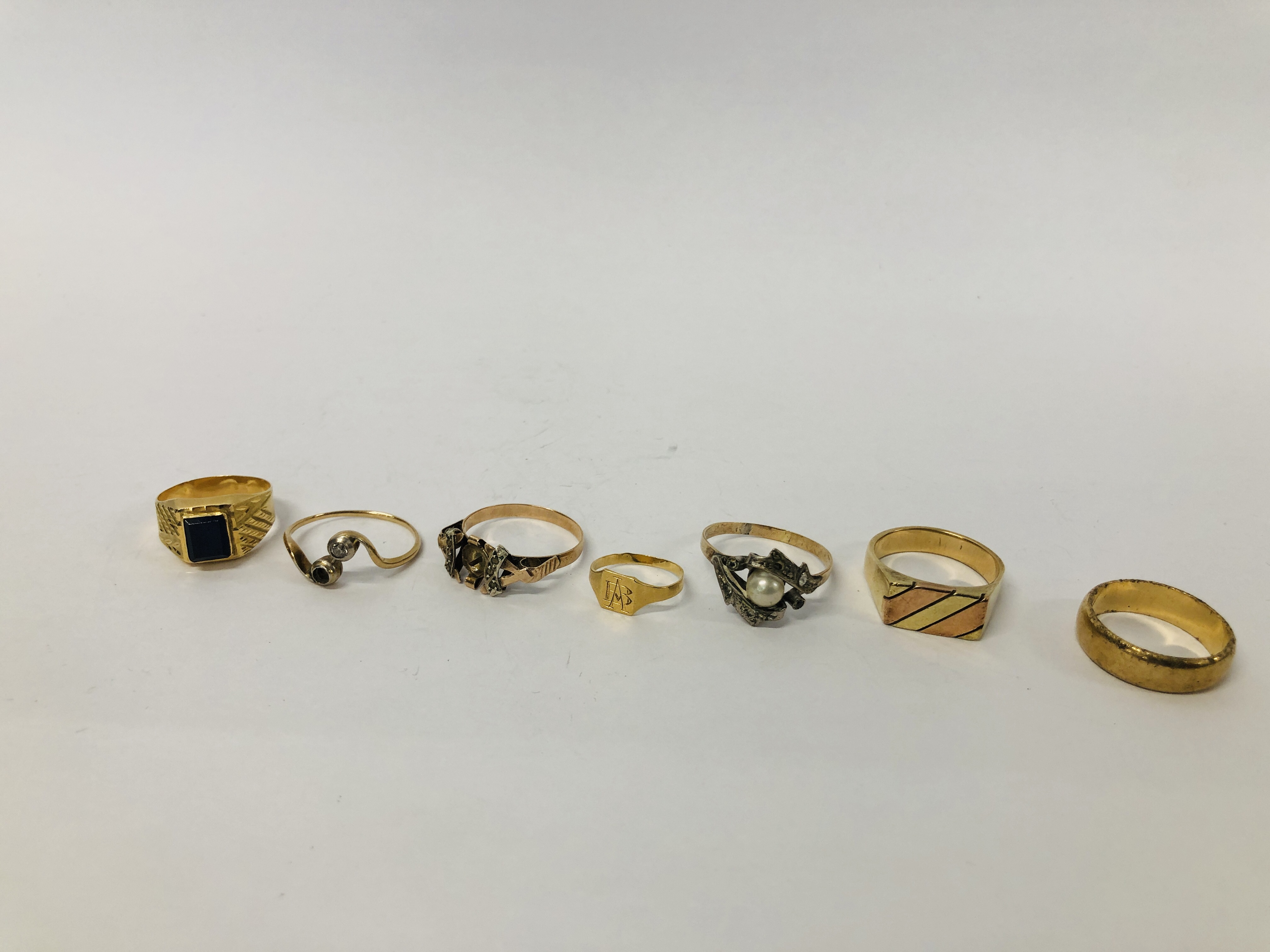 SEVEN ASSORTED YELLOW METAL RINGS TO INCLUDE A WEDDING BAND (2 HAVE INDISTINCT MARKS AND ALL