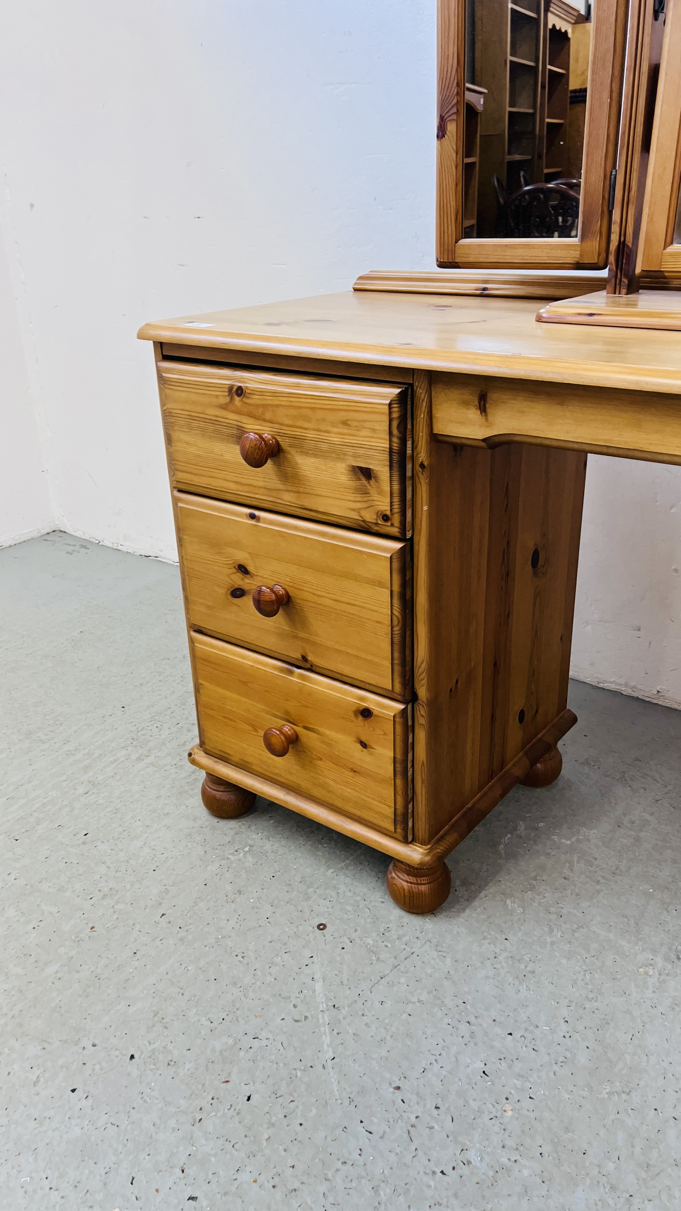 A GOOD QUALITY HONEY PINE SIX DRAWER DRESSING TABLE WITH TRIPLE DRESSING MIRROR WIDTH 143CM. - Image 3 of 8