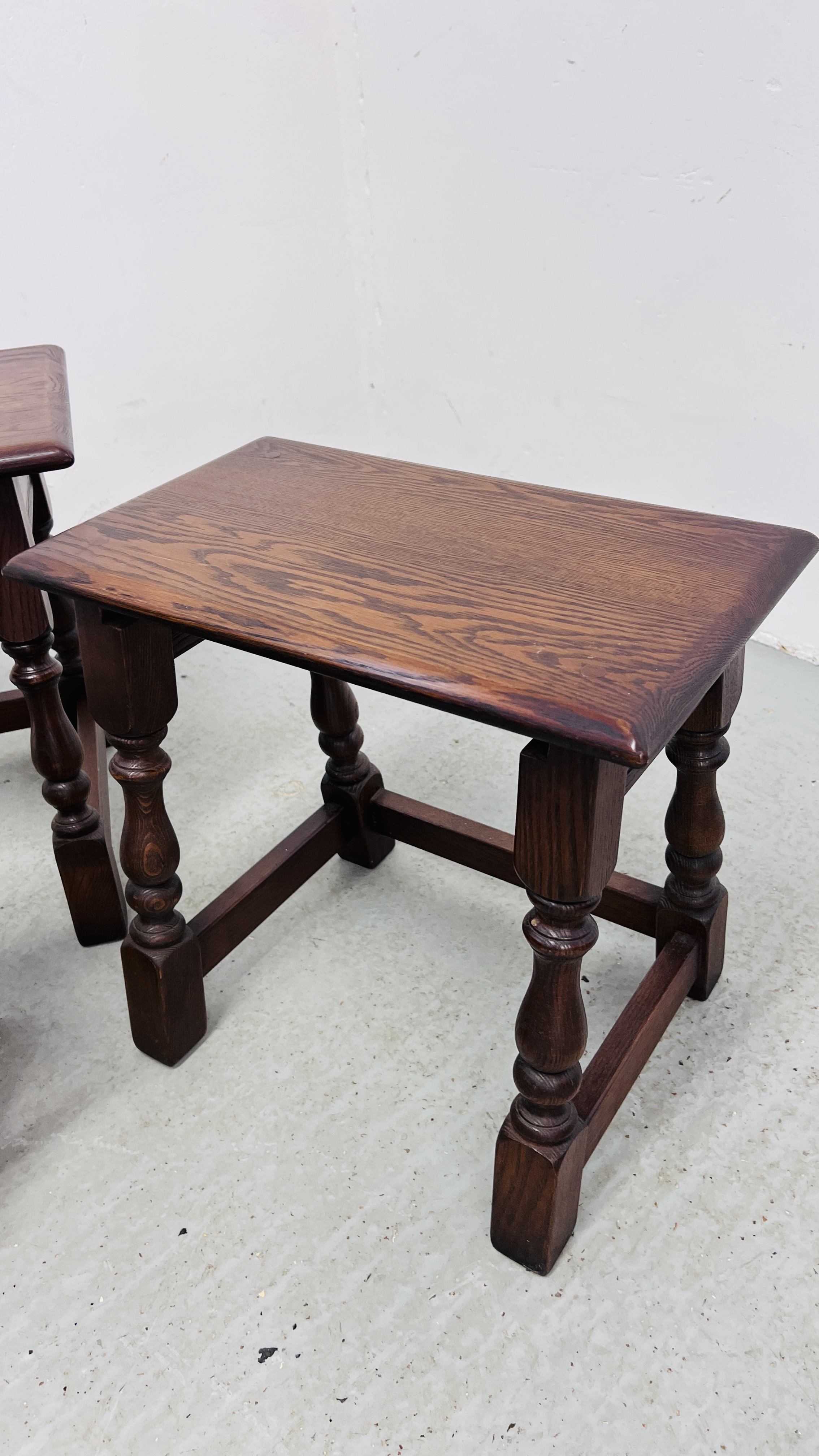 A NEST OF THREE REPRODUCTION GOOD QUALITY OAK TABLES (THE LARGEST 60CM. X 32CM. - Image 2 of 8