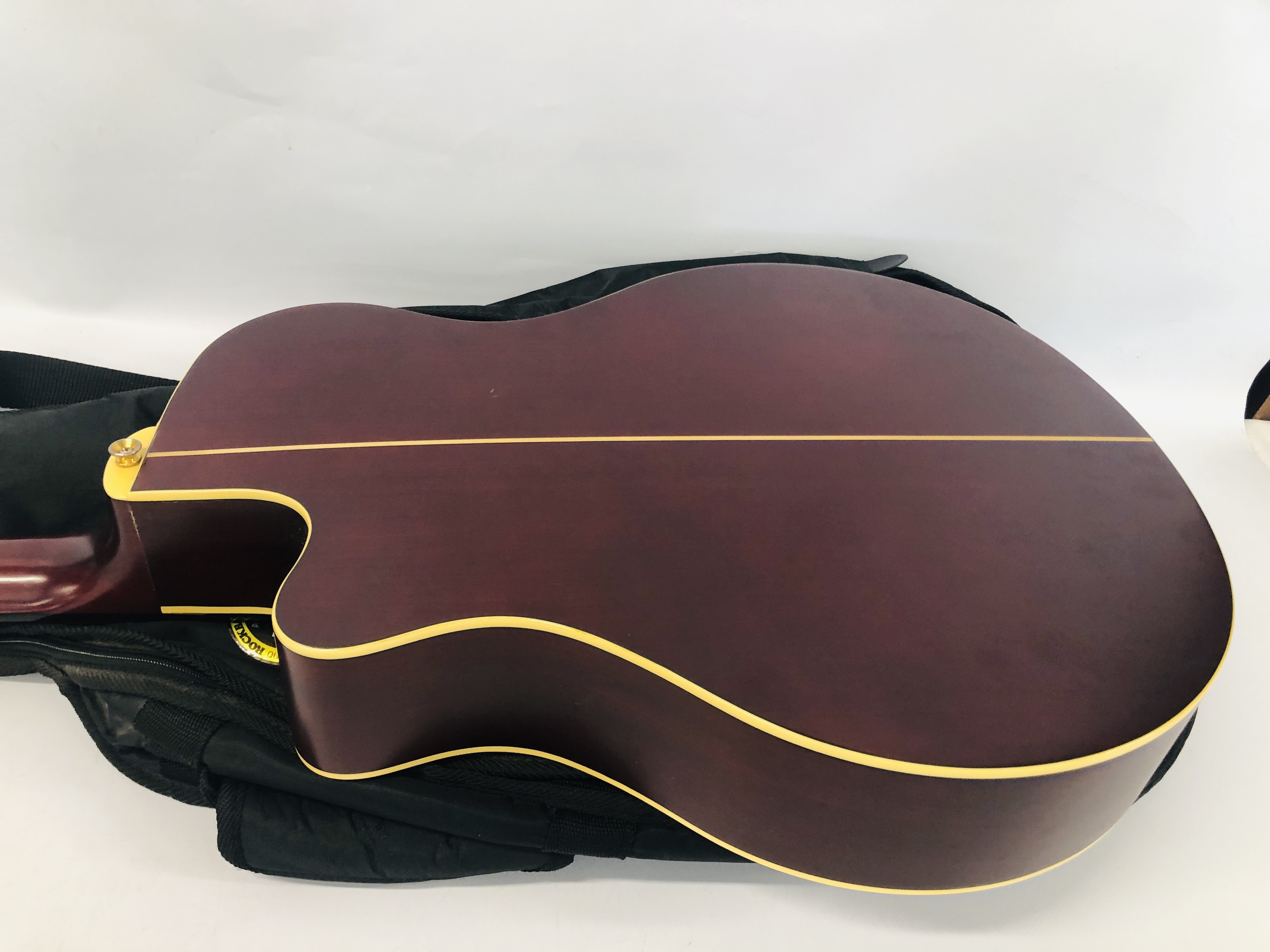 A YAMAHA ELECTRO ACOUSTIC GUITAR WITH SOFT ROCKBAG BACK PACK CARRY CASE - SOLD AS SEEN. - Bild 6 aus 8