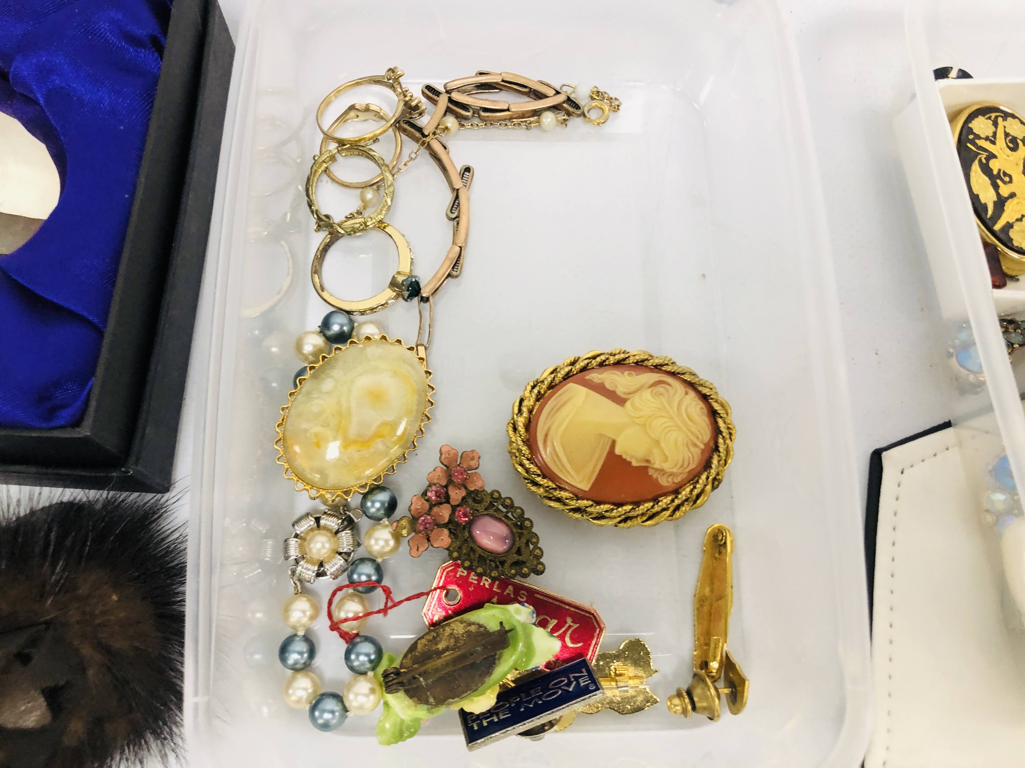 TRAY OF ASSORTED MODERN AND VINTAGE COSTUME JEWELLERY TO INCLUDE VINTAGE BROOCHES, ST. - Image 4 of 10