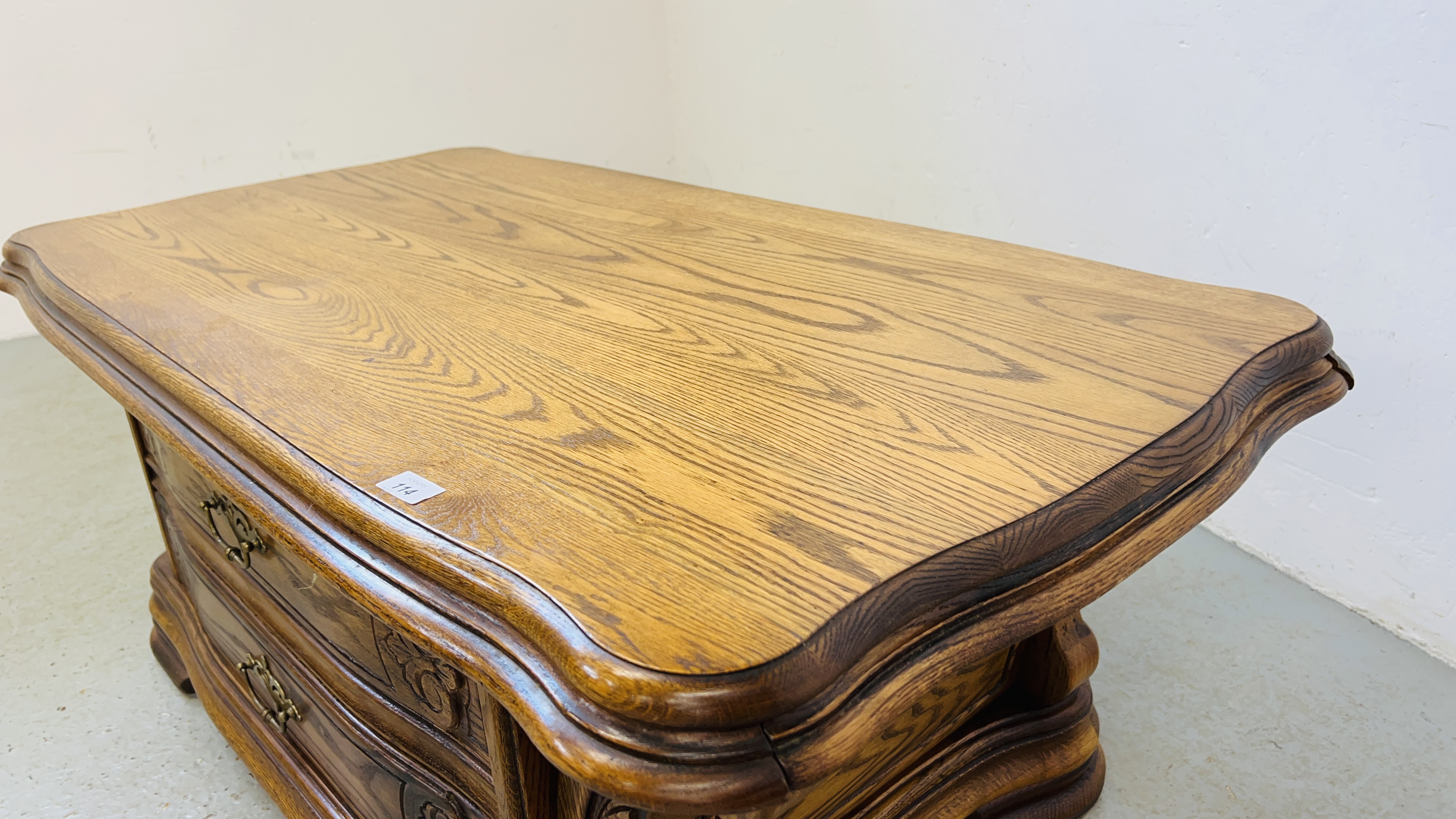 AN OAK TWO DRAWER COFFEE TABLE WITH CARVED DETAIL 120CM X 68CM. - Image 7 of 9