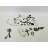 QUANTITY OF ASSORTED VINTAGE AND MODERN WHITE METAL AND SILVER JEWELLERY TO INCLUDE RELIGIOUS