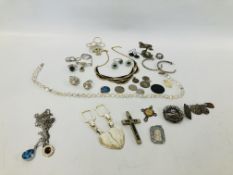 QUANTITY OF ASSORTED VINTAGE AND MODERN WHITE METAL AND SILVER JEWELLERY TO INCLUDE RELIGIOUS