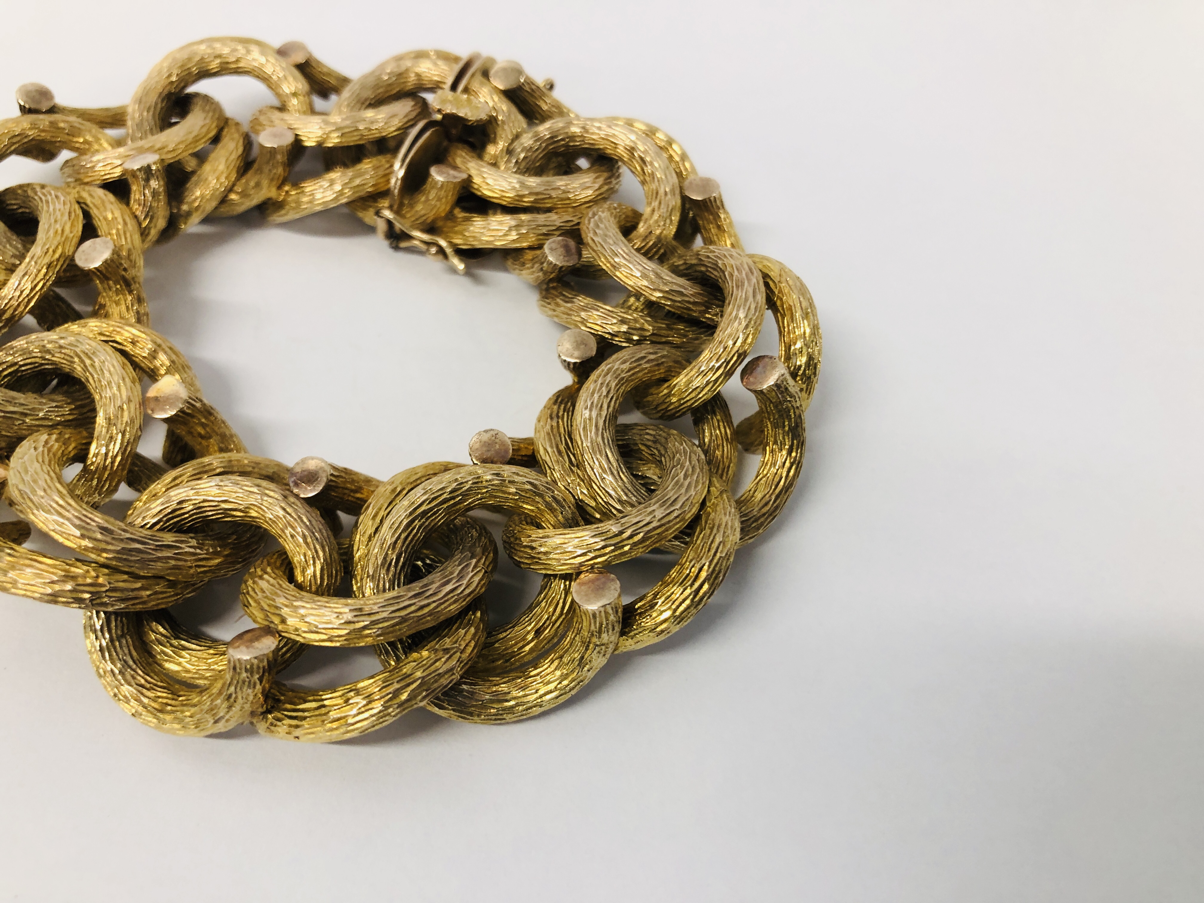 AN IMPRESSIVE 9CT. GOLD HEAVY BRACELET OF INTERWOVEN DESIGN, WITH SAFETY CHAIN. - Image 5 of 11
