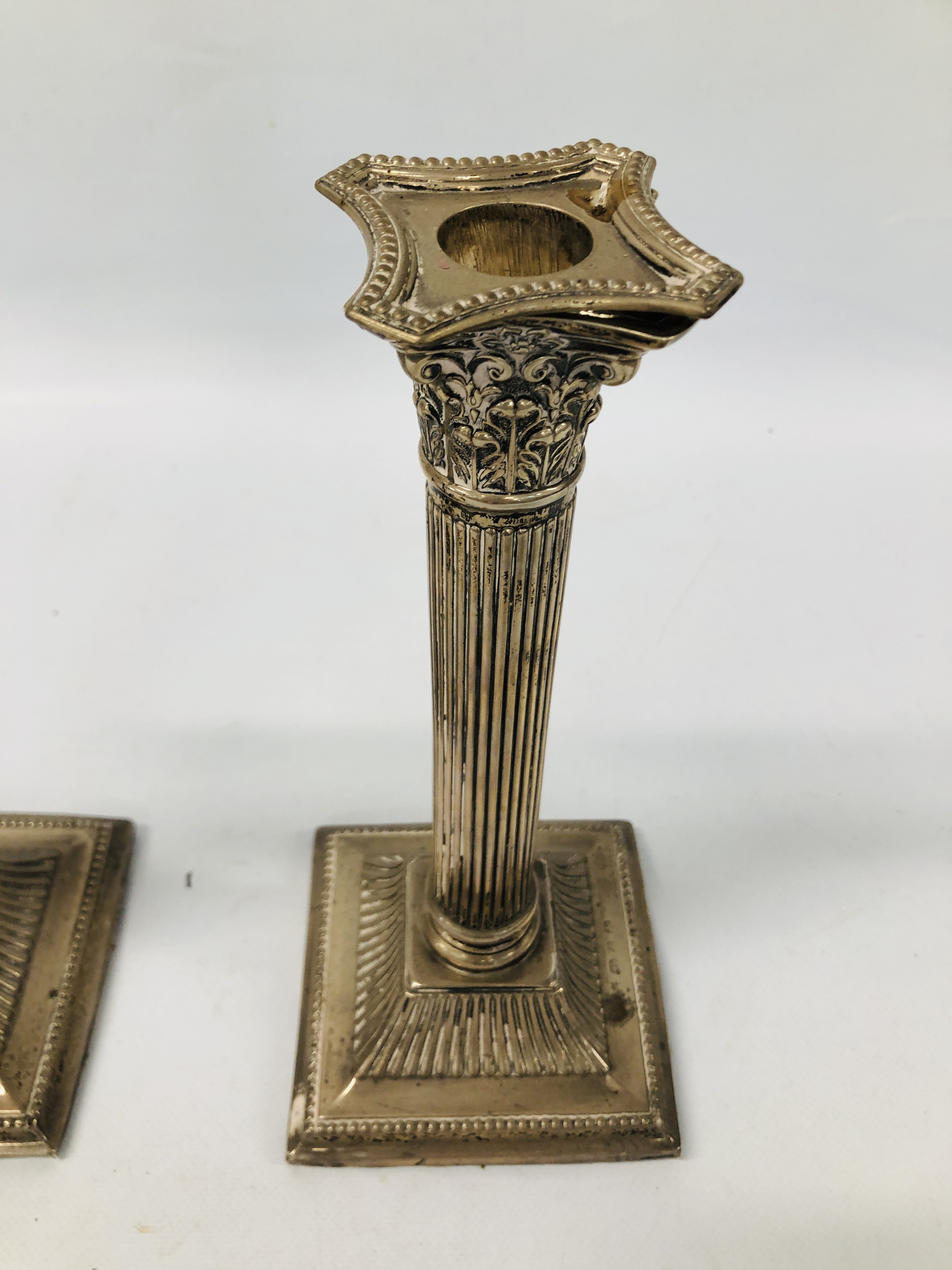 A PAIR OF SILVER CANDLESTICKS IN THE FORM OF CORINTHIAN COLUMNS, BIRMINGHAM ASSAY, H 26CM (FILLED). - Image 7 of 23