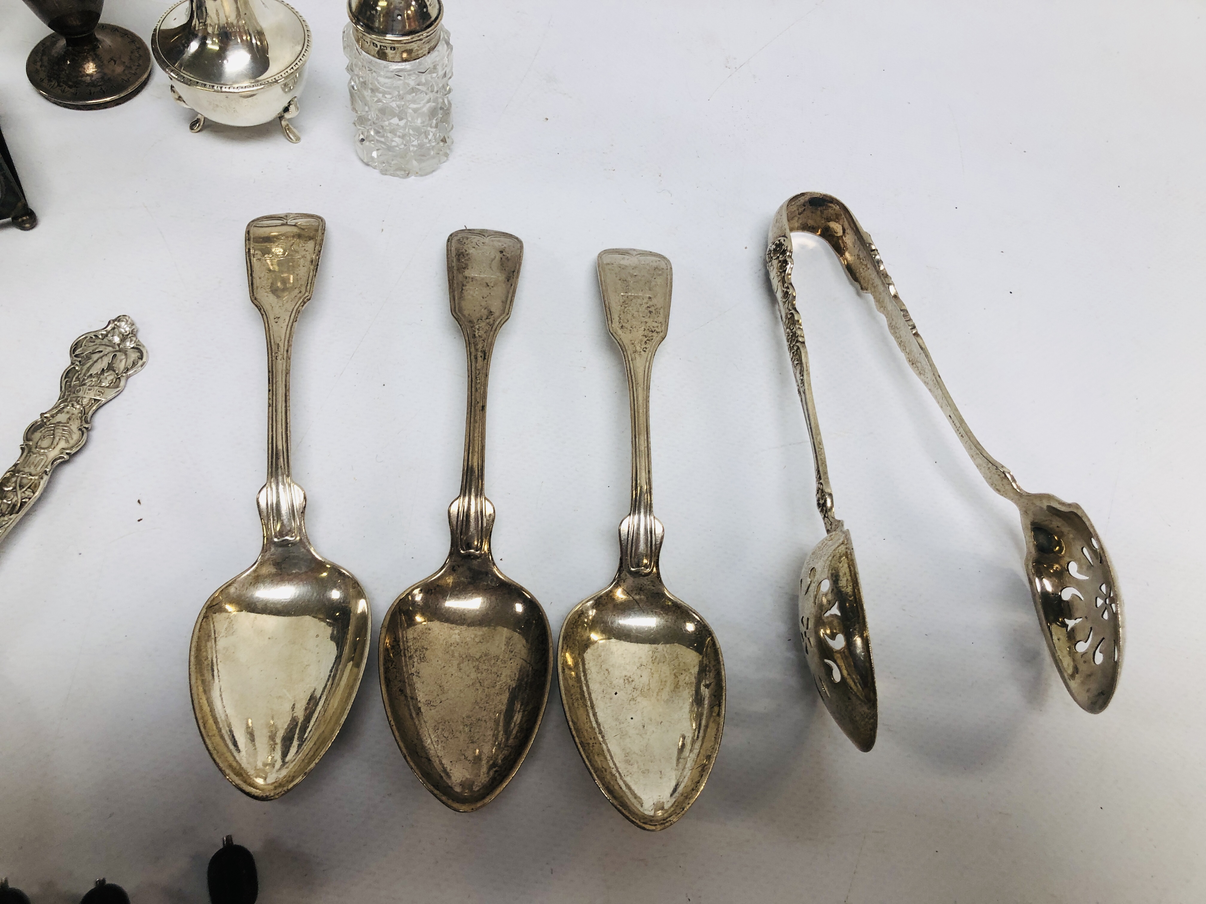 AN ASSORTED SELECTION OF VINTAGE SILVER TO INCLUDE MATCH BOX HOLDER, TONGS, CADDY SPOON, - Bild 4 aus 15