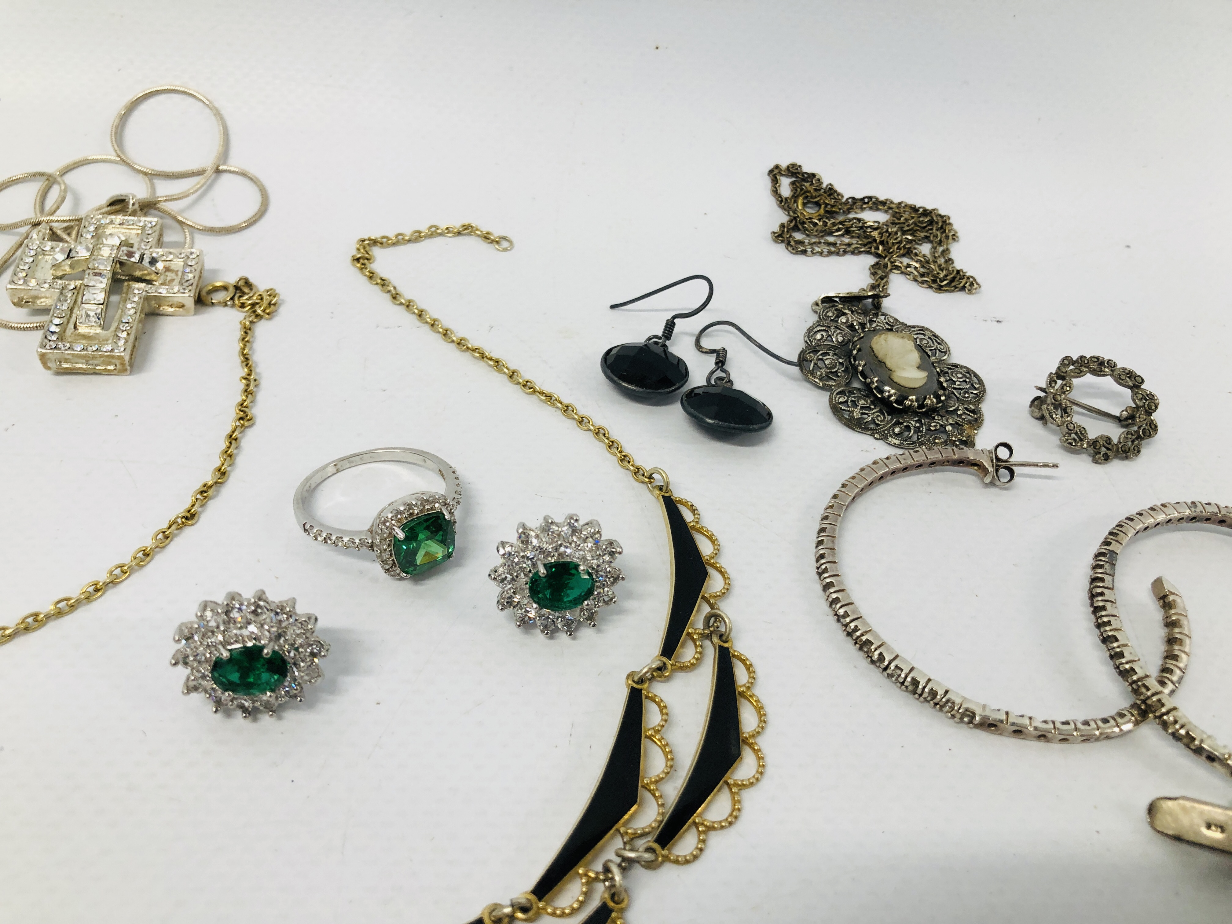 QUANTITY OF ASSORTED VINTAGE AND MODERN WHITE METAL AND SILVER JEWELLERY TO INCLUDE RELIGIOUS - Bild 9 aus 11