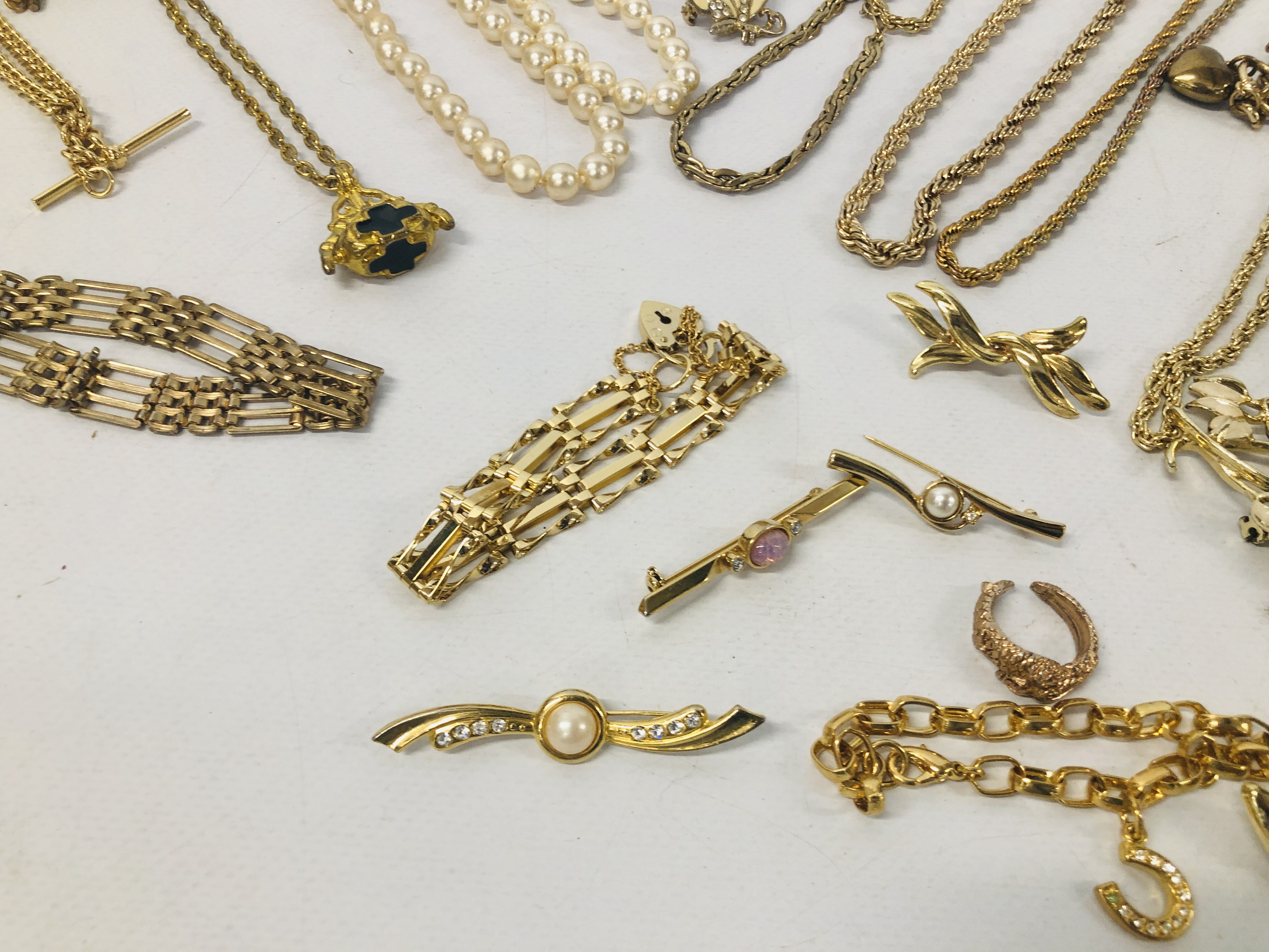 1 BOX OF GOLD TONE VINTAGE RETRO COSTUME JEWELLERY TO INCLUDE BRACELETS, NECKLACES AND RINGS. - Image 3 of 8