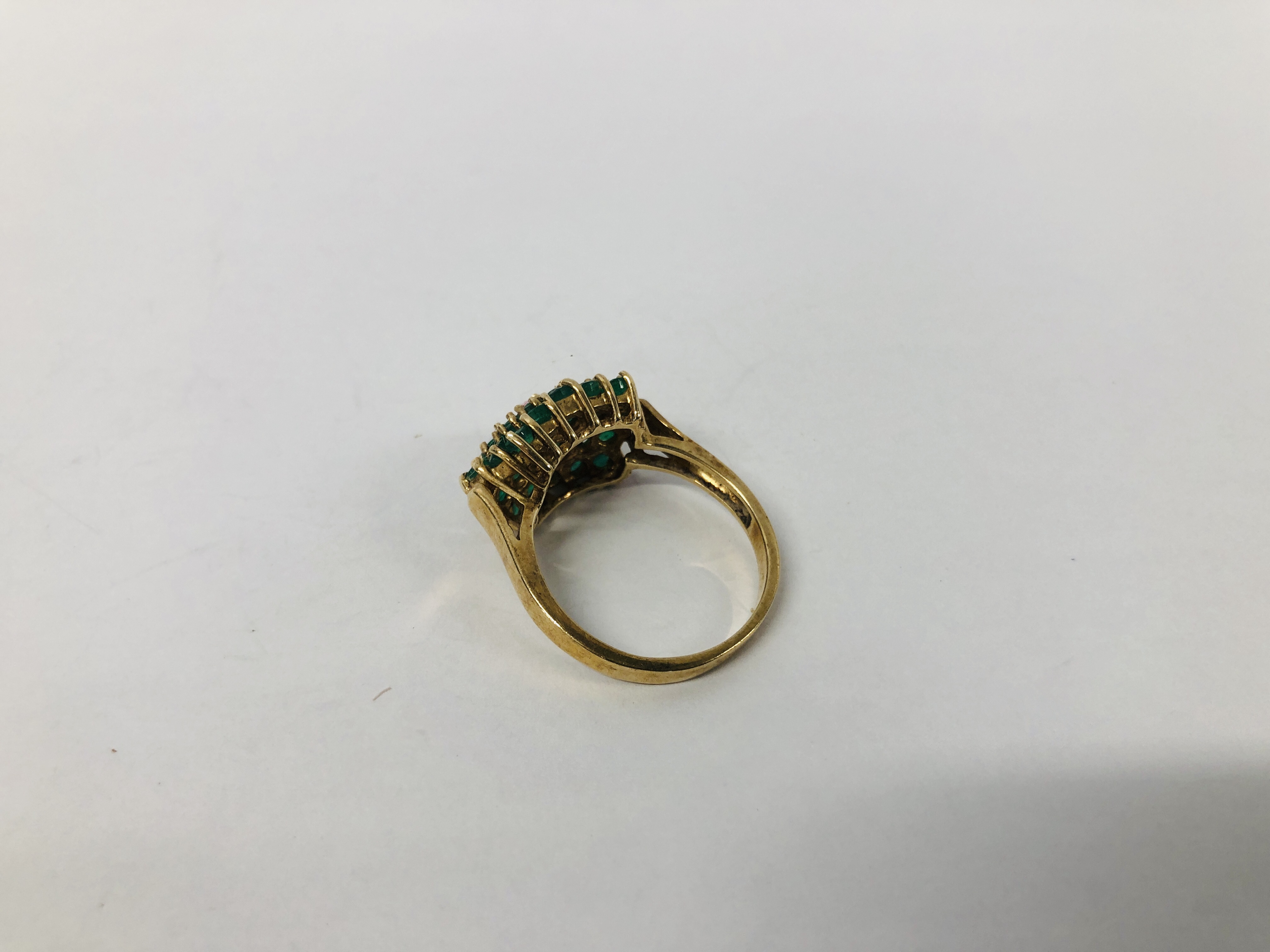 A 9CT. GOLD EMERALD CLUSTER RING. - Bild 3 aus 7