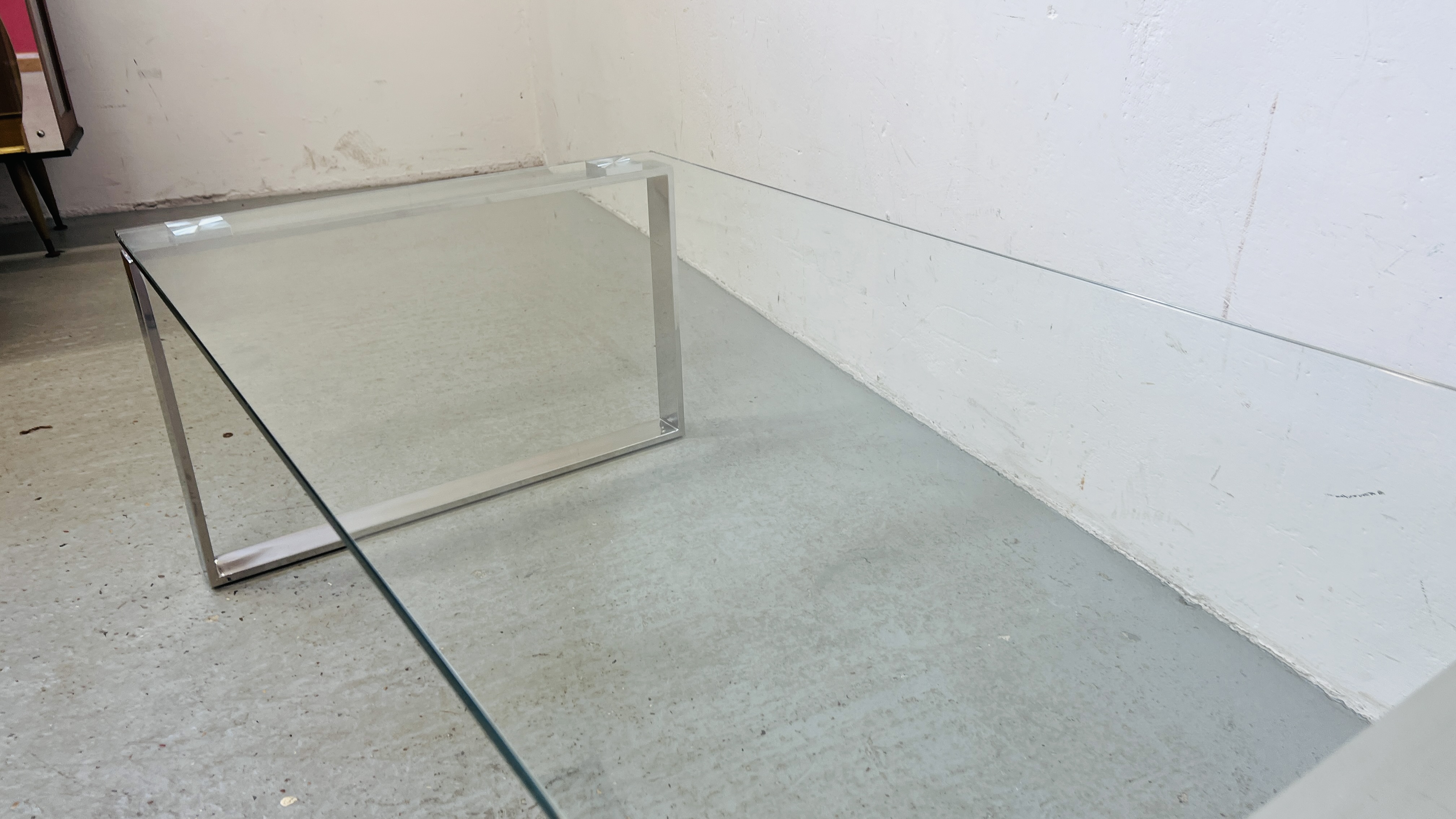 DESIGNER GLASS TOPPED COFFEE TABLE ON CHROME LEGS WIDTH 110CM. DEPTH 60CM. HEIGHT 38CM. - Image 5 of 6