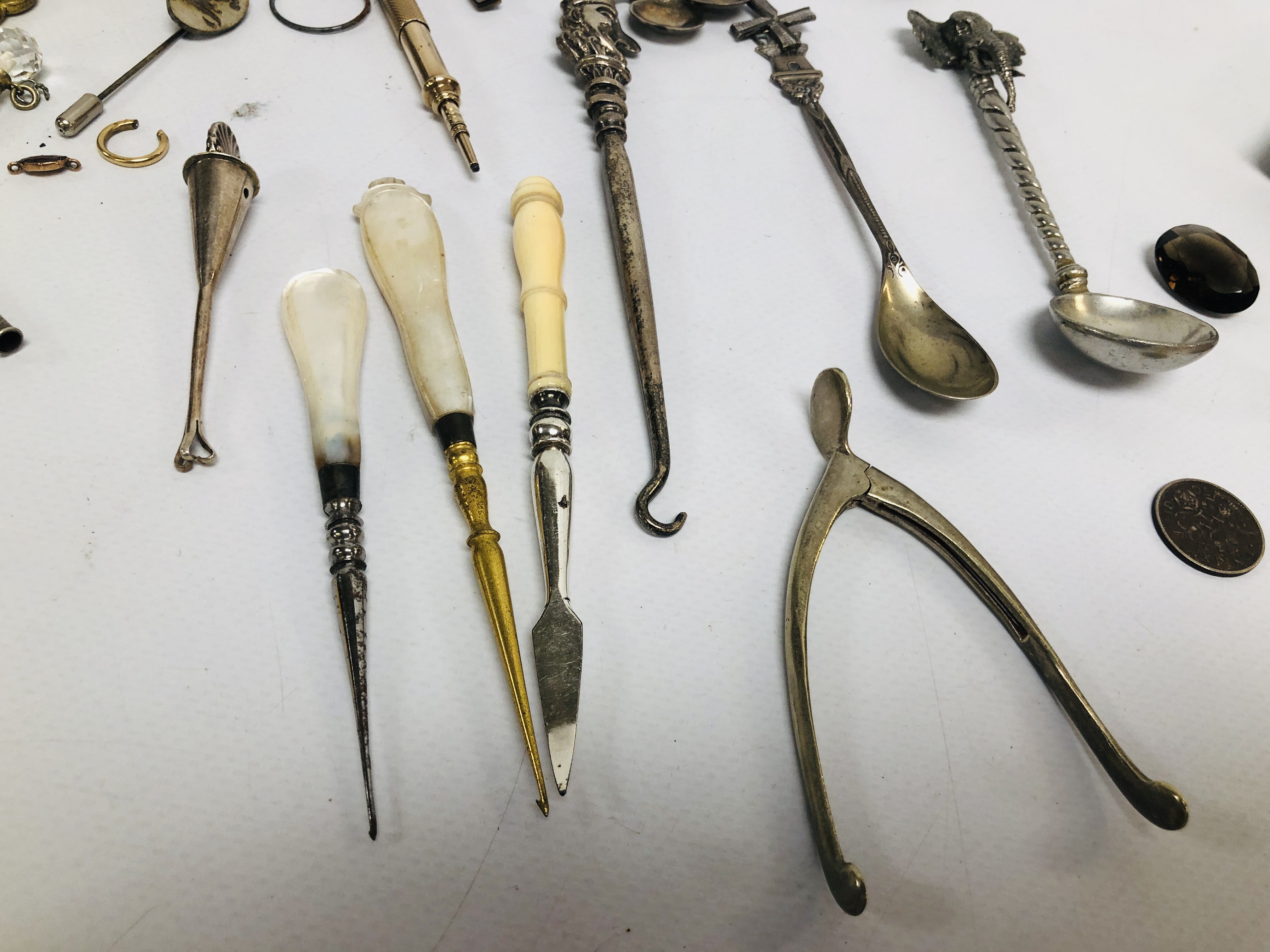 QUANTITY OF VINTAGE CURIOS TO INCLUDE VARIOUS HOOKS, ENAMELLED PENCIL, MINIATURE PURSE, JOKER HOOK, - Image 10 of 10
