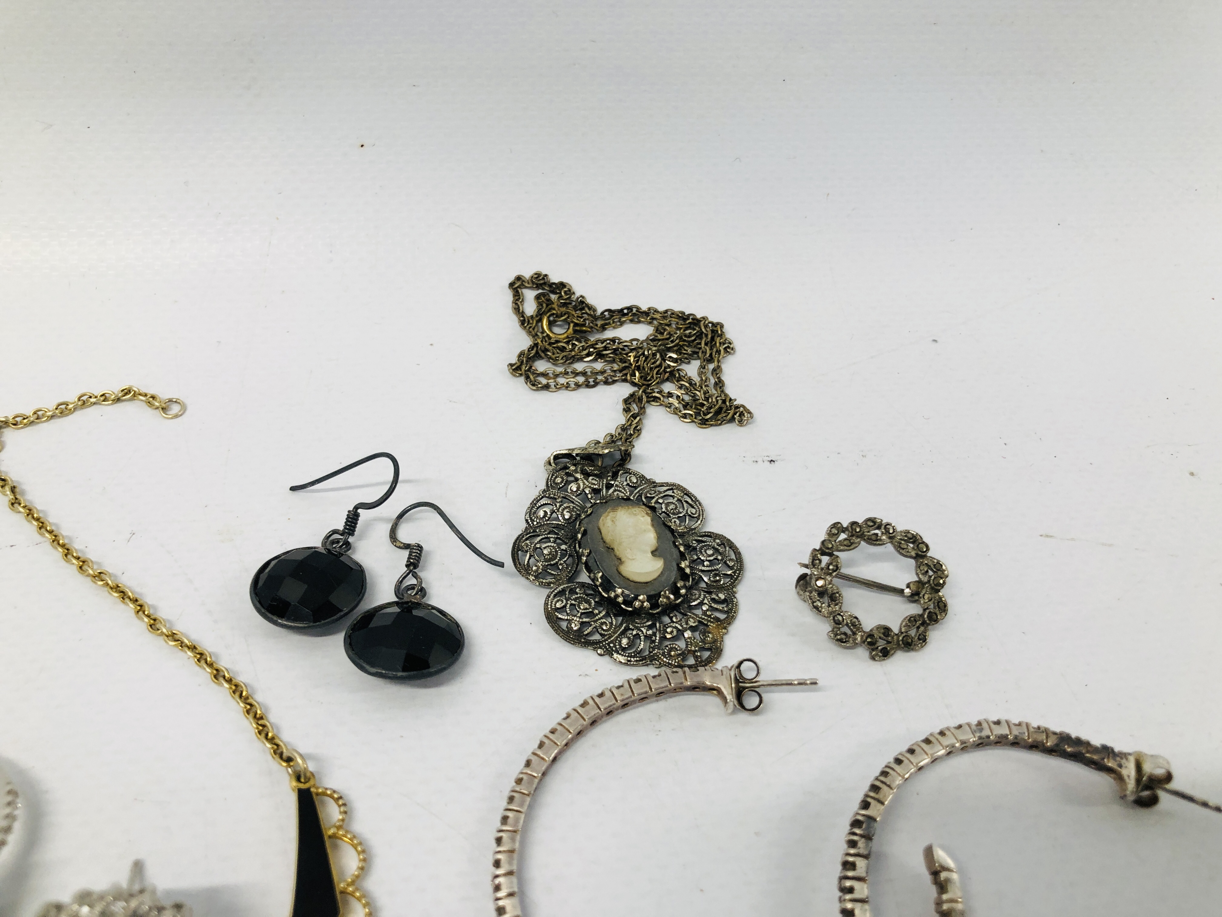 QUANTITY OF ASSORTED VINTAGE AND MODERN WHITE METAL AND SILVER JEWELLERY TO INCLUDE RELIGIOUS - Bild 10 aus 11