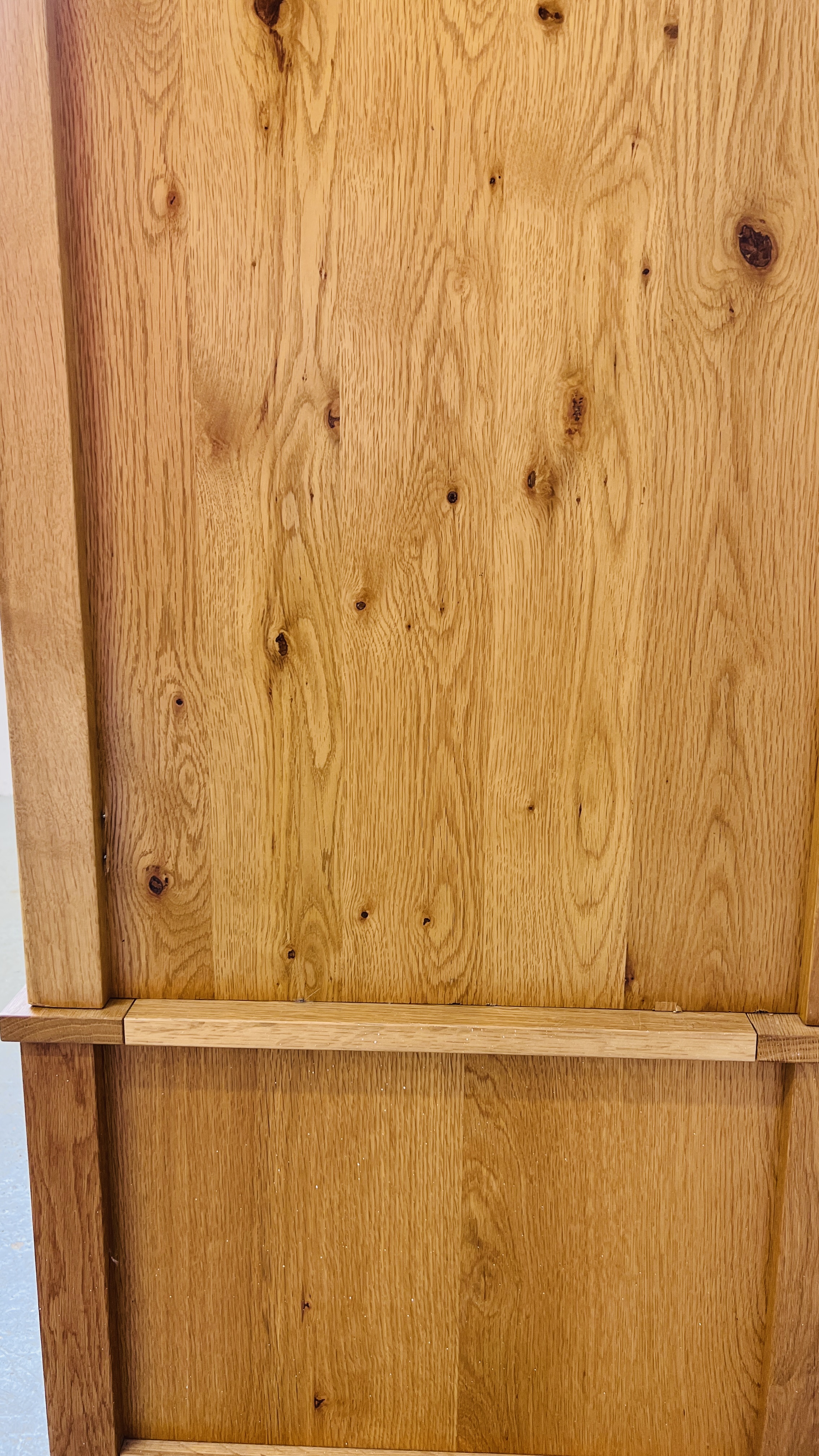 A MODERN LIGHT OAK DOUBLE WARDROBE WITH TWO DRAWERS TO BASE W 127CM, D 63CM, H 186CM. - Bild 8 aus 10