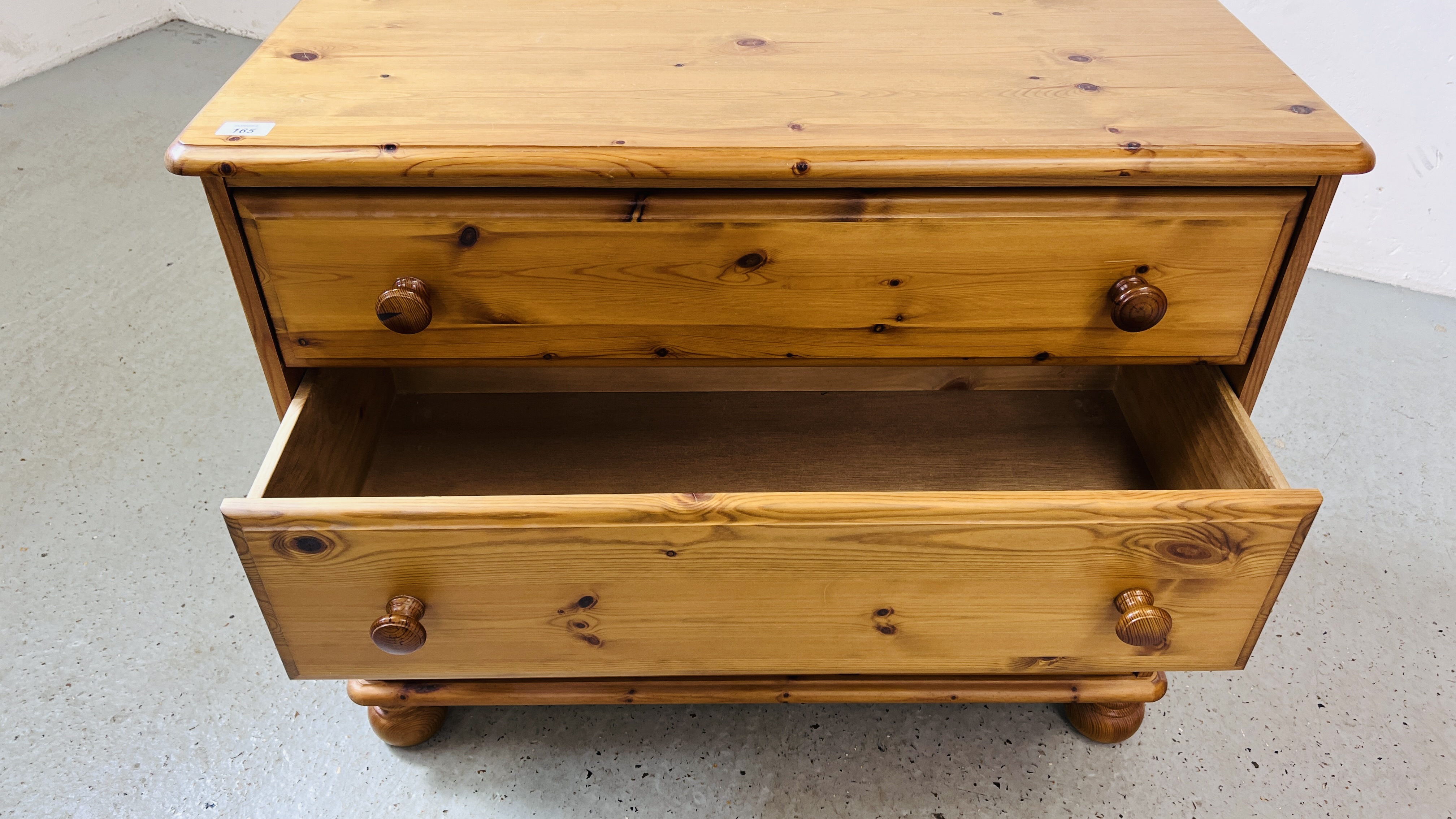 A GOOD QUALITY HONEY PINE THREE DRAWER BEDROOM CHEST WIDTH 90CM. DEPTH 46CM. HEIGHT 75CM. - Image 9 of 9