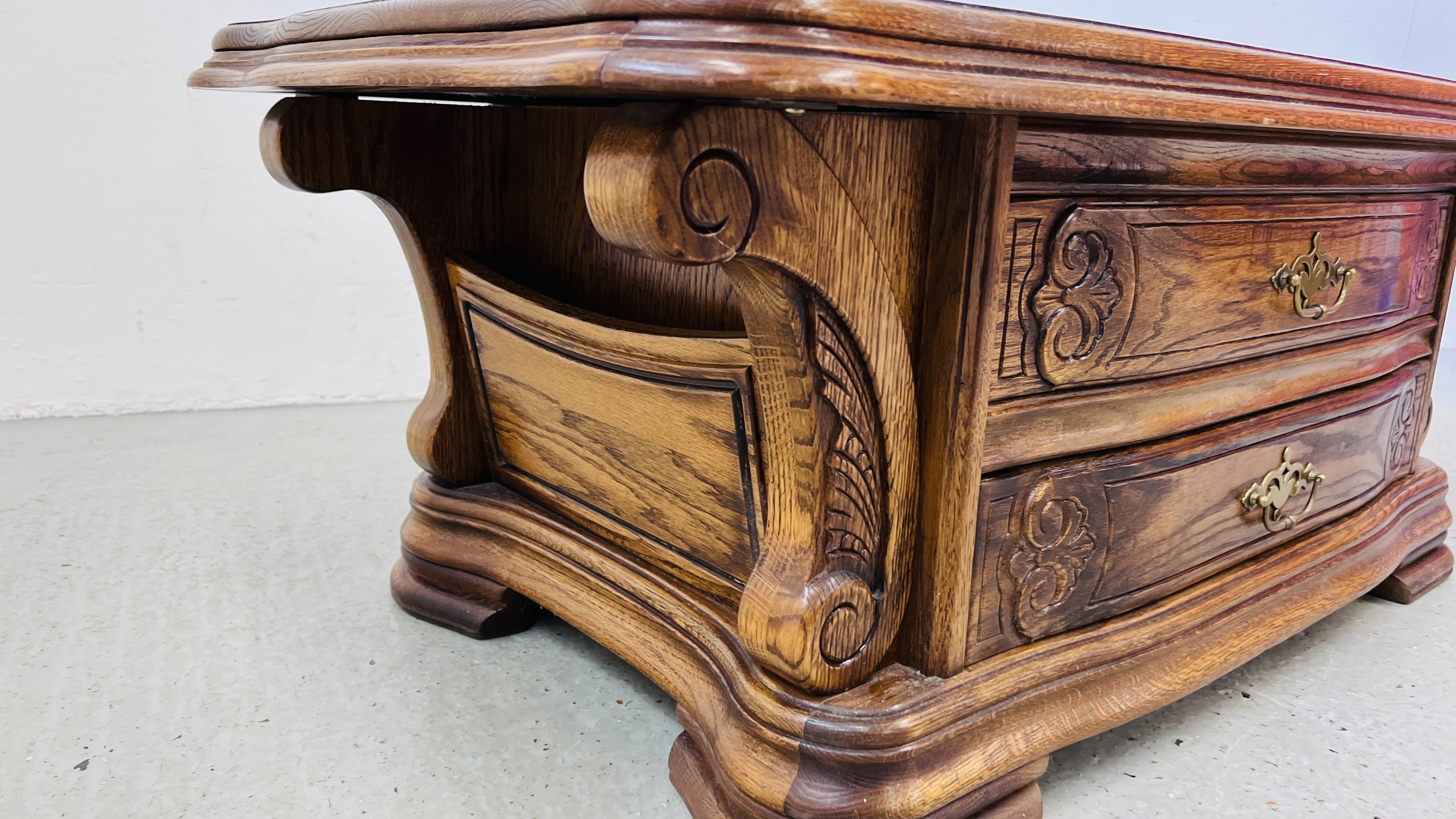 AN OAK TWO DRAWER COFFEE TABLE WITH CARVED DETAIL 120CM X 68CM. - Image 4 of 9