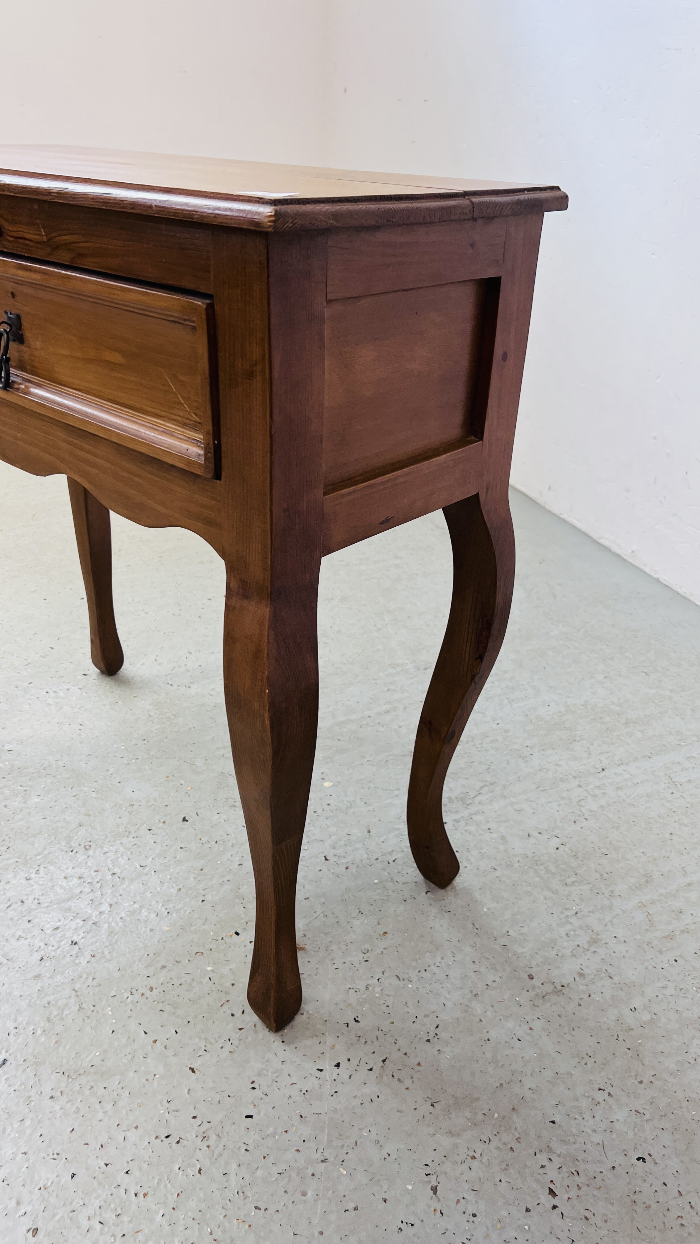 A STAINED PINE SINGLE DRAWER HALL TABLE 77CM X 34CM X 76CM. - Image 5 of 7
