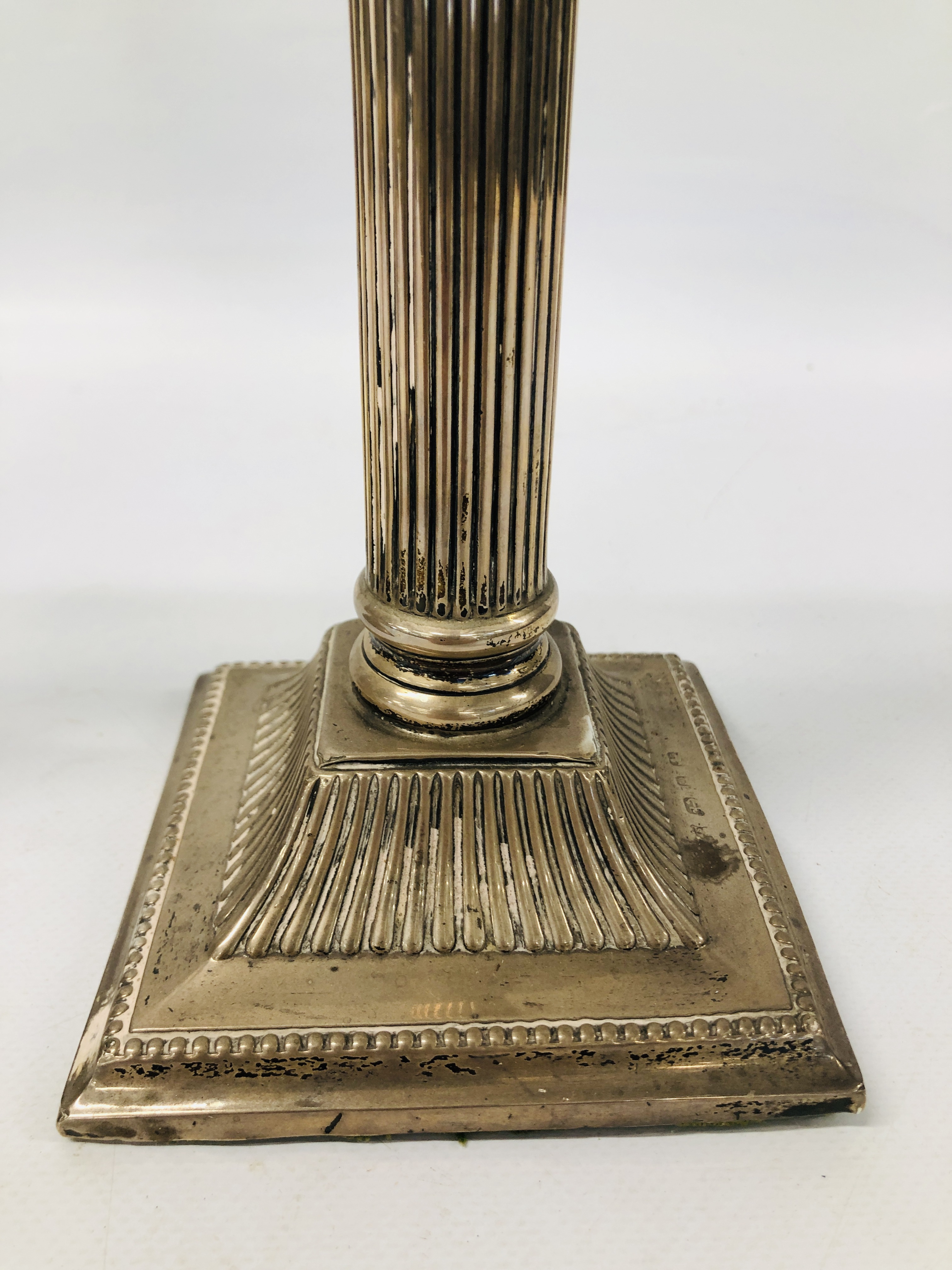 A PAIR OF SILVER CANDLESTICKS IN THE FORM OF CORINTHIAN COLUMNS, BIRMINGHAM ASSAY, H 26CM (FILLED). - Image 6 of 23