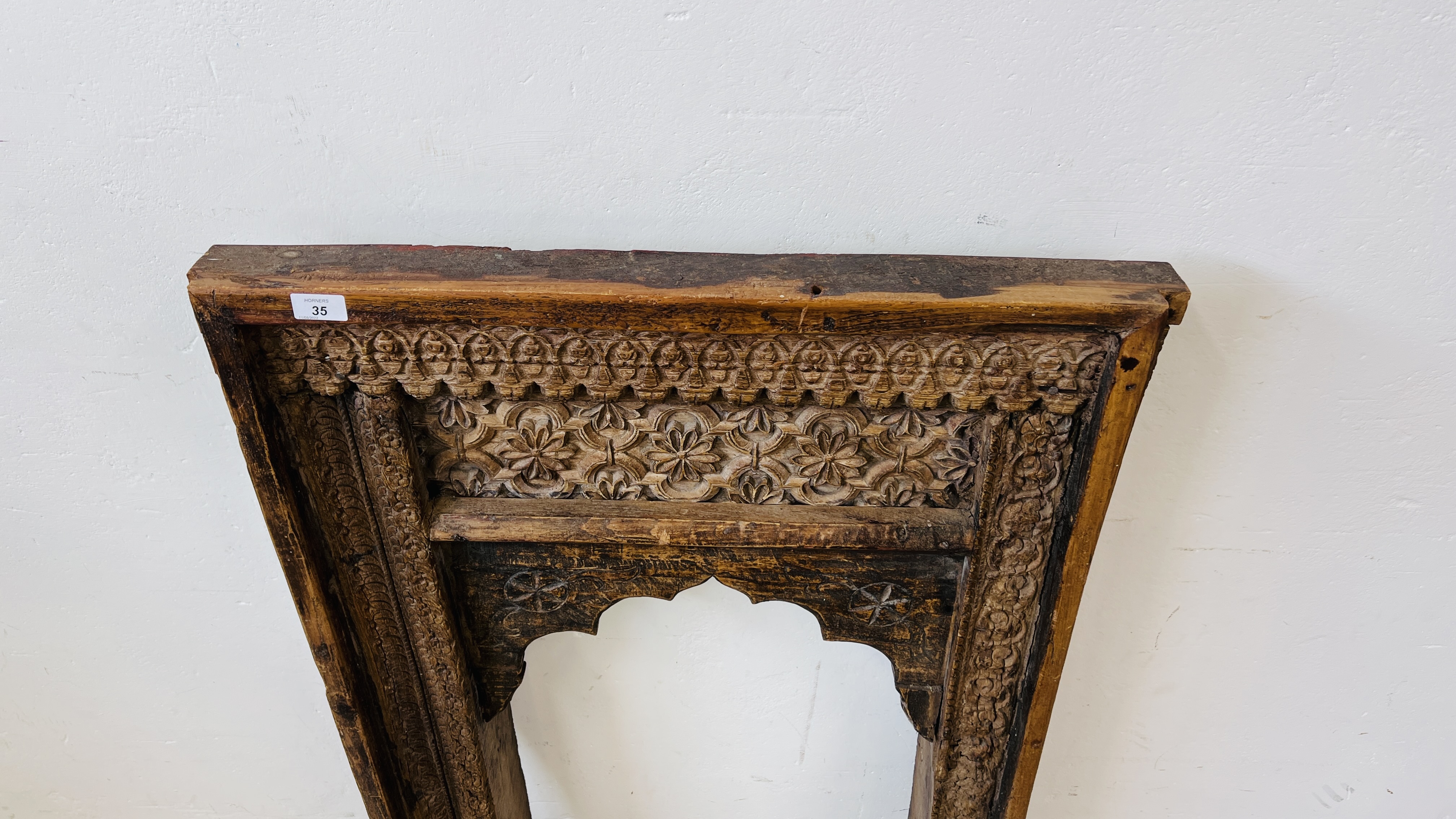 A VINTAGE INTRICATE HAND CARVED INDIAN MIRROR FRAME - Image 10 of 13