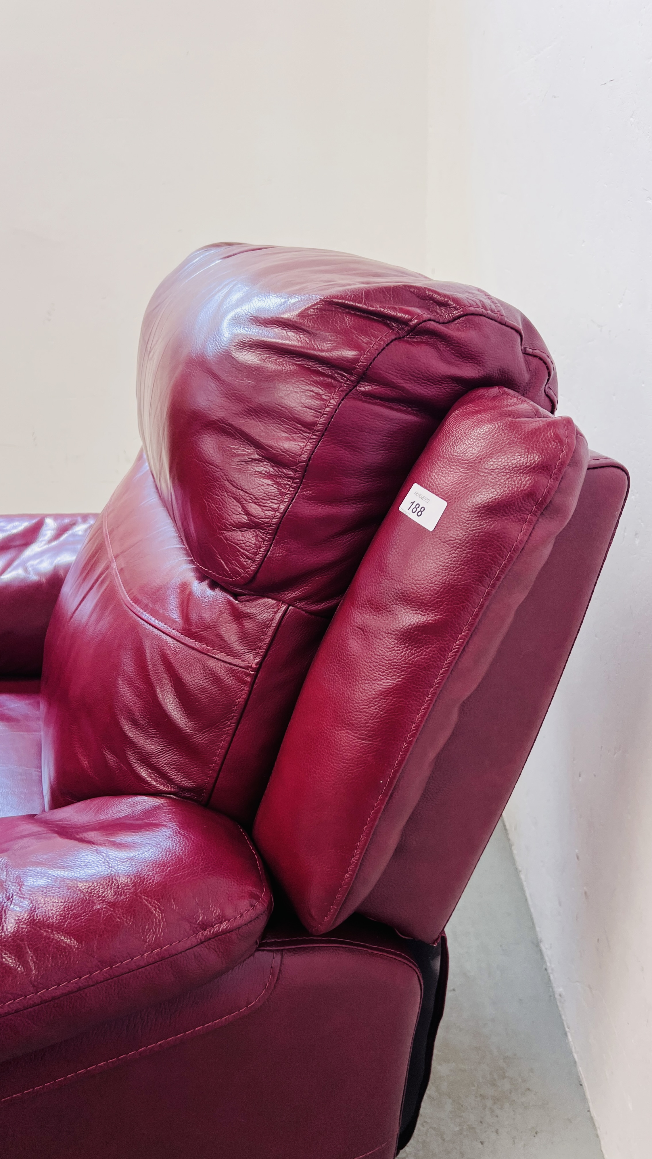 A RED LEATHER ELECTRIC RECLINING EASY CHAIR - SOLD AS SEEN. - Image 10 of 12