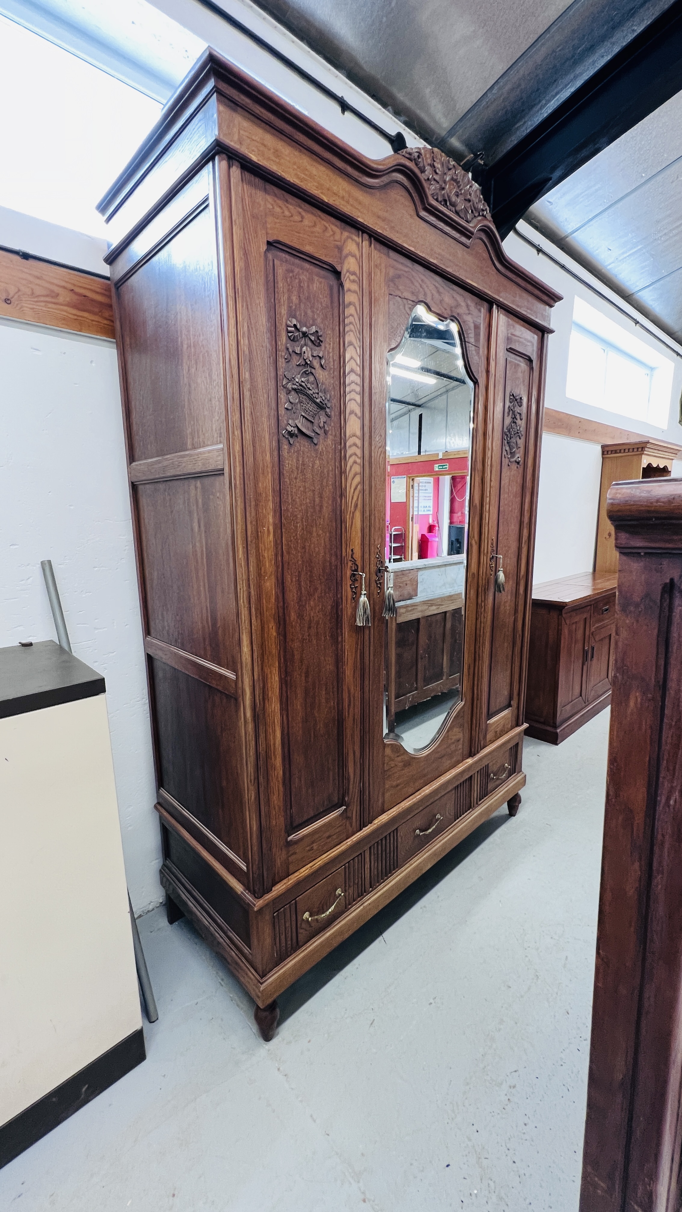 A DUTCH STYLE SOLID OAK FIVE PIECE BEDROOM SUITE COMPRISING OF DOUBLE BEDSTEAD WITH HIGH GROVE BEDS - Image 11 of 23