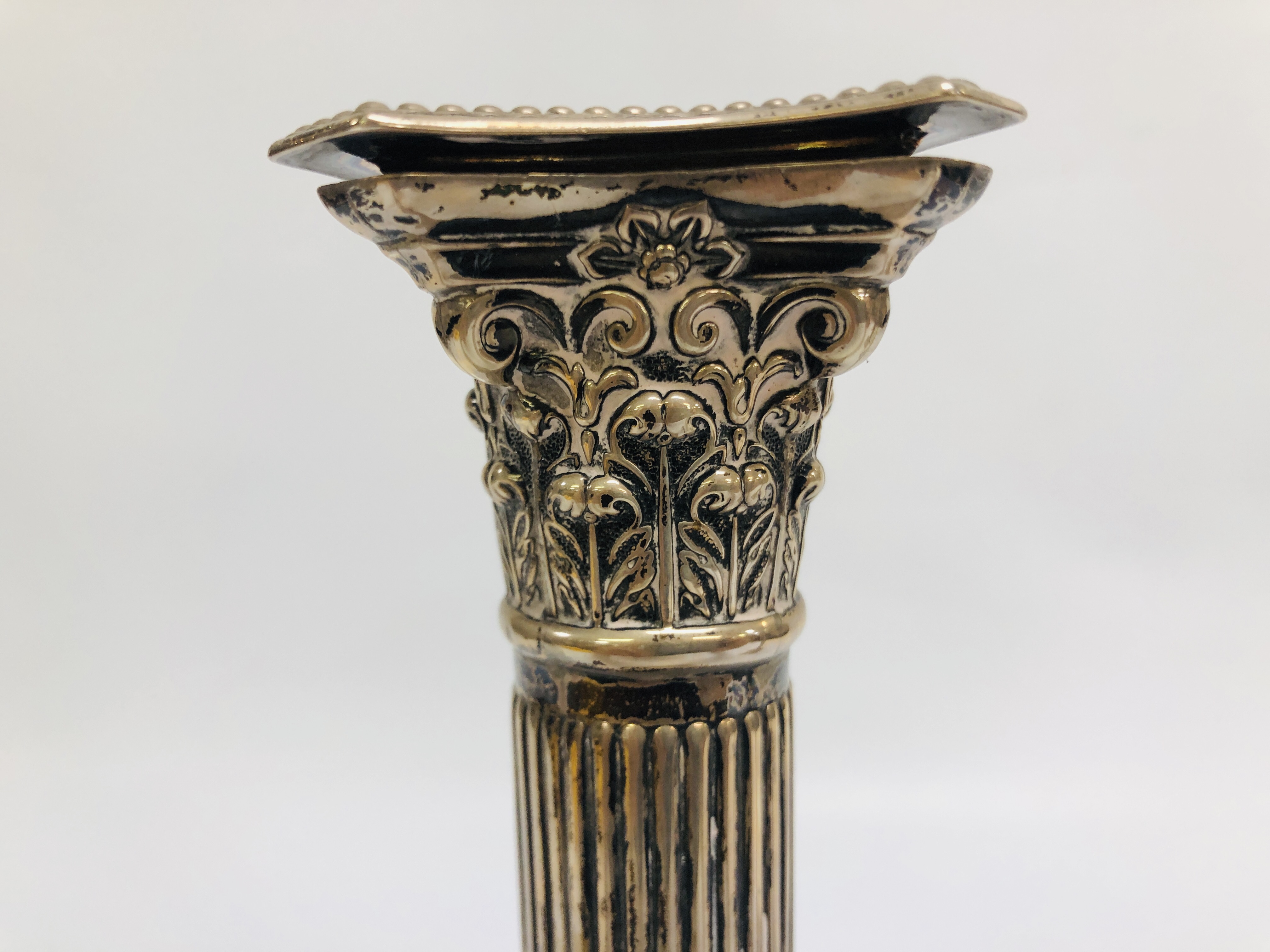 A PAIR OF SILVER CANDLESTICKS IN THE FORM OF CORINTHIAN COLUMNS, BIRMINGHAM ASSAY, H 26CM (FILLED). - Image 12 of 23