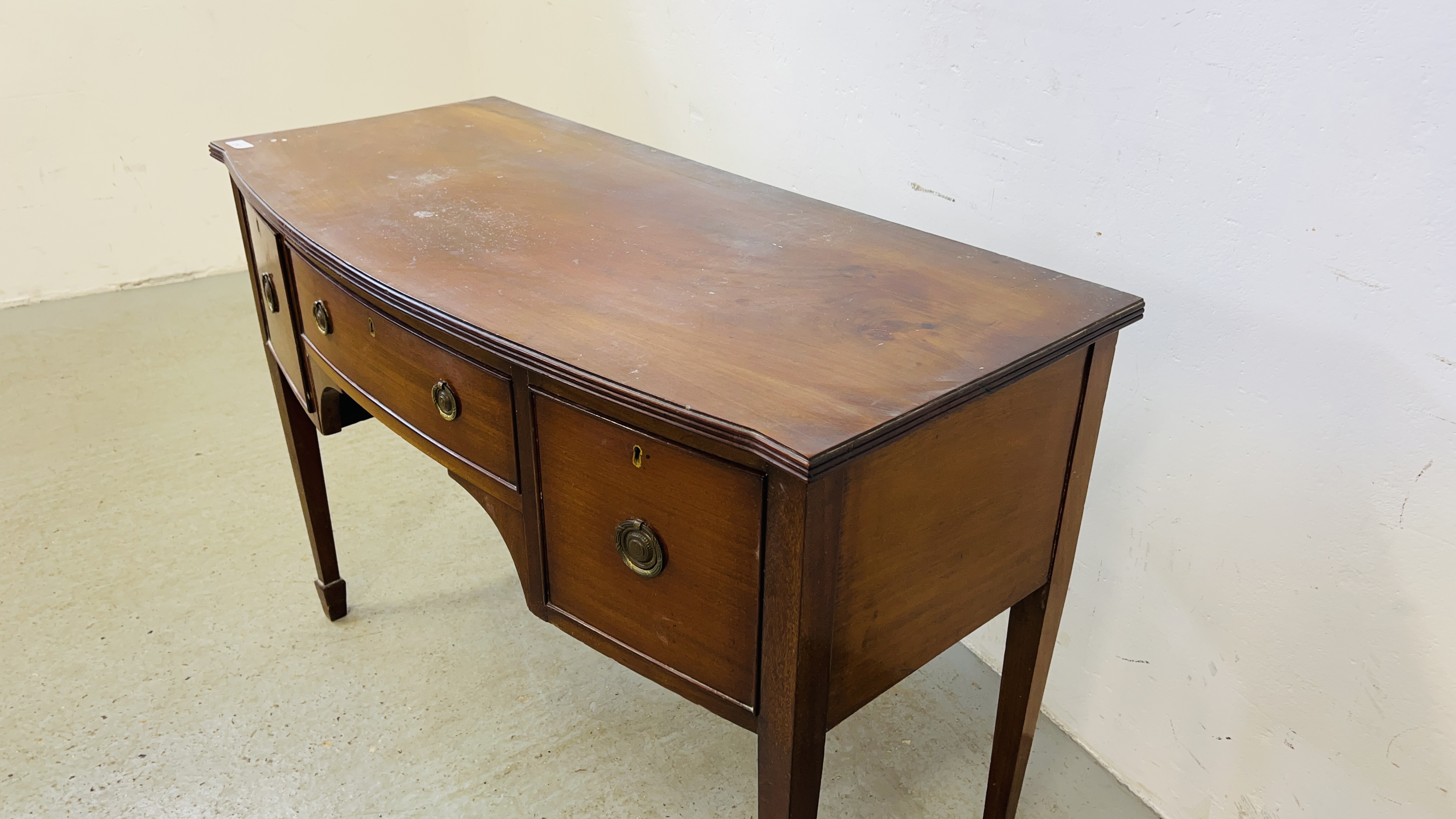 AN EDWARDIAN MAHOGANY BOW FRONT DRESSING TABLE. - Image 7 of 9