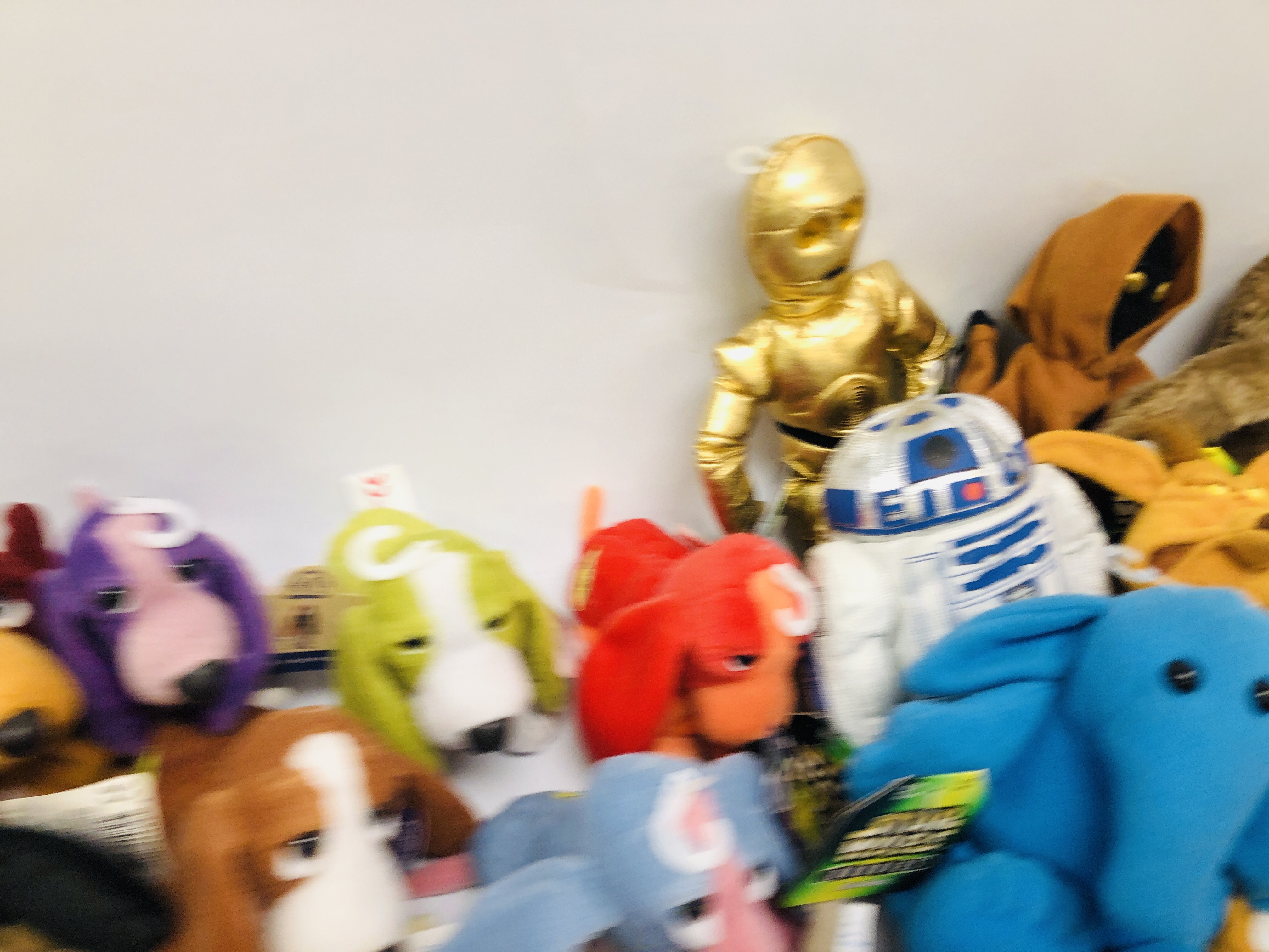 A BOX OF HUSH PUPPY BEANBAGS ALONG WITH STARWARS BUDDIES SOFT TOYS, - Bild 3 aus 7