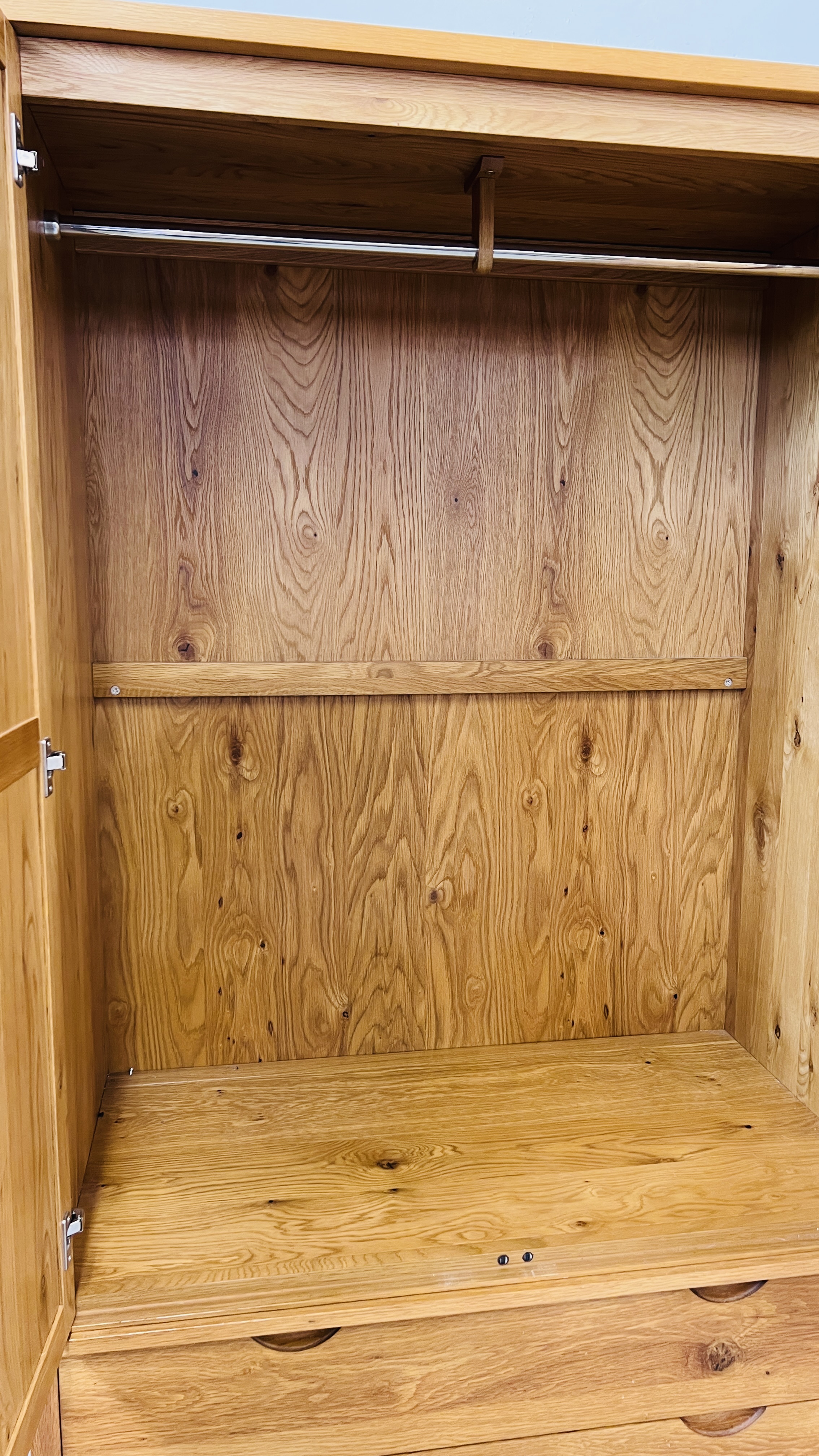 A MODERN LIGHT OAK DOUBLE WARDROBE WITH TWO DRAWERS TO BASE W 127CM, D 63CM, H 186CM. - Bild 9 aus 10