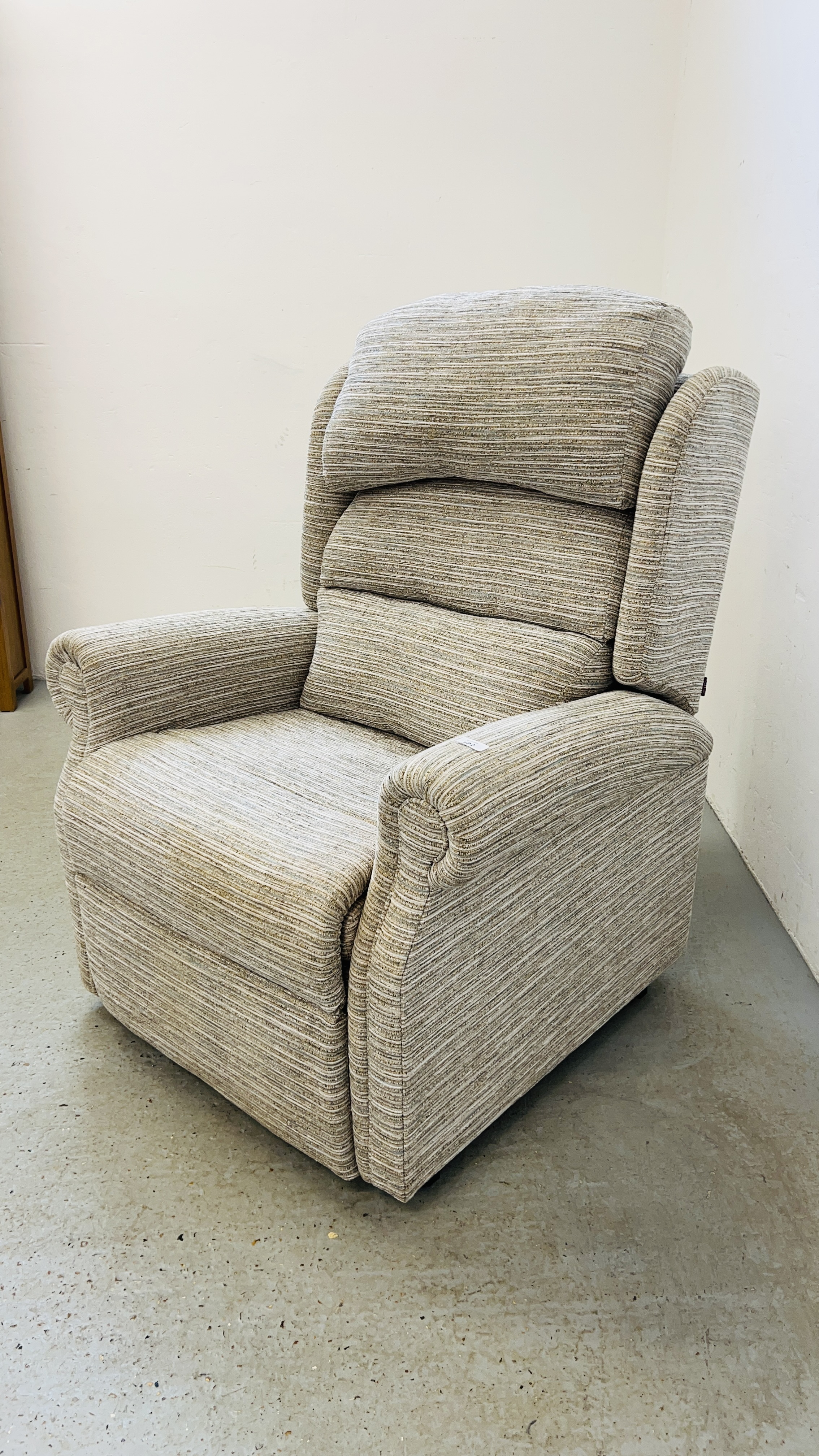 A SMART MOTION ELECTRIC RECLINING EASY CHAIR - SOLD AS SEEN. - Image 6 of 8