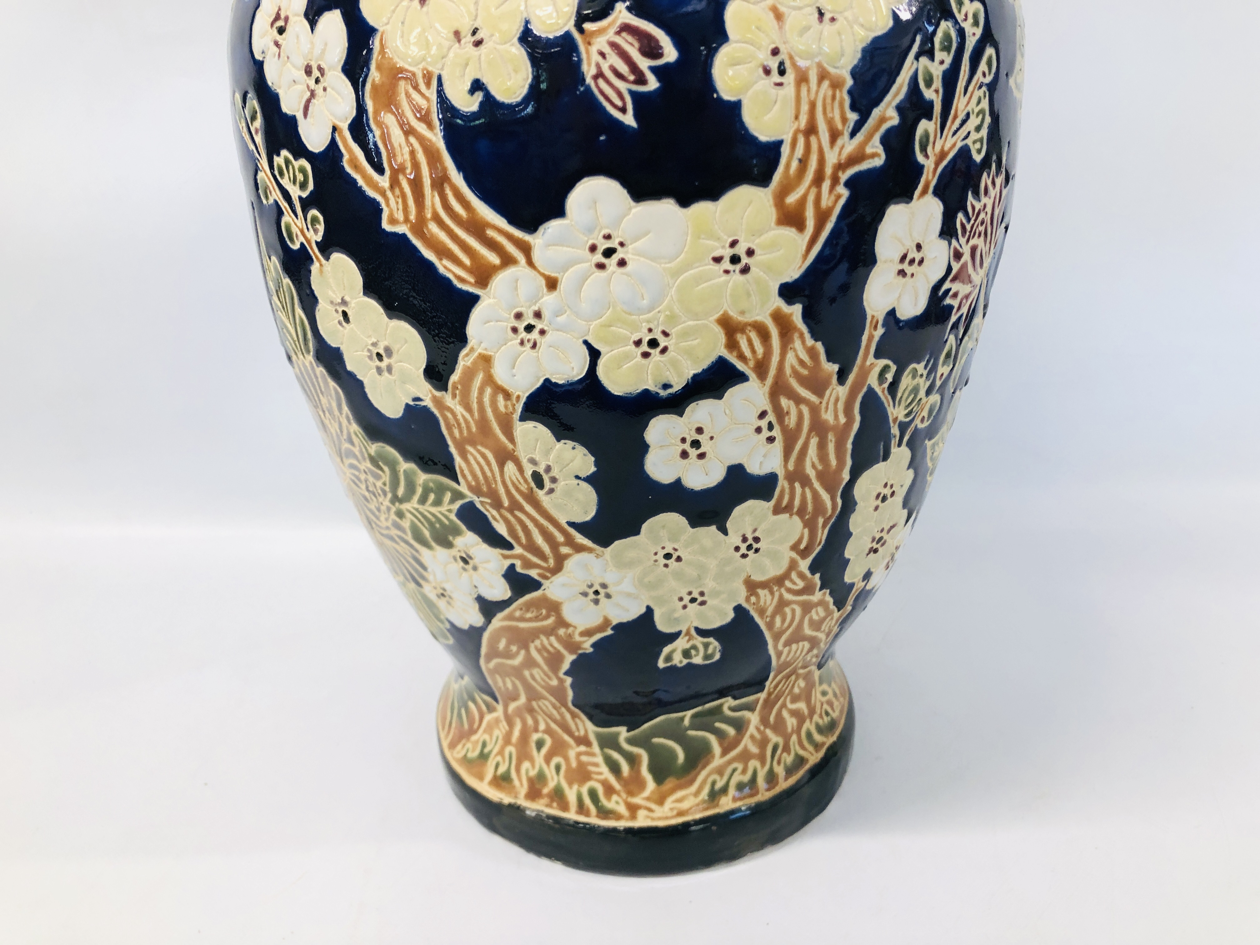 A LARGE BLUE GLAZED VASE WITH FLOWER DECORATION 63CM. - Bild 3 aus 3