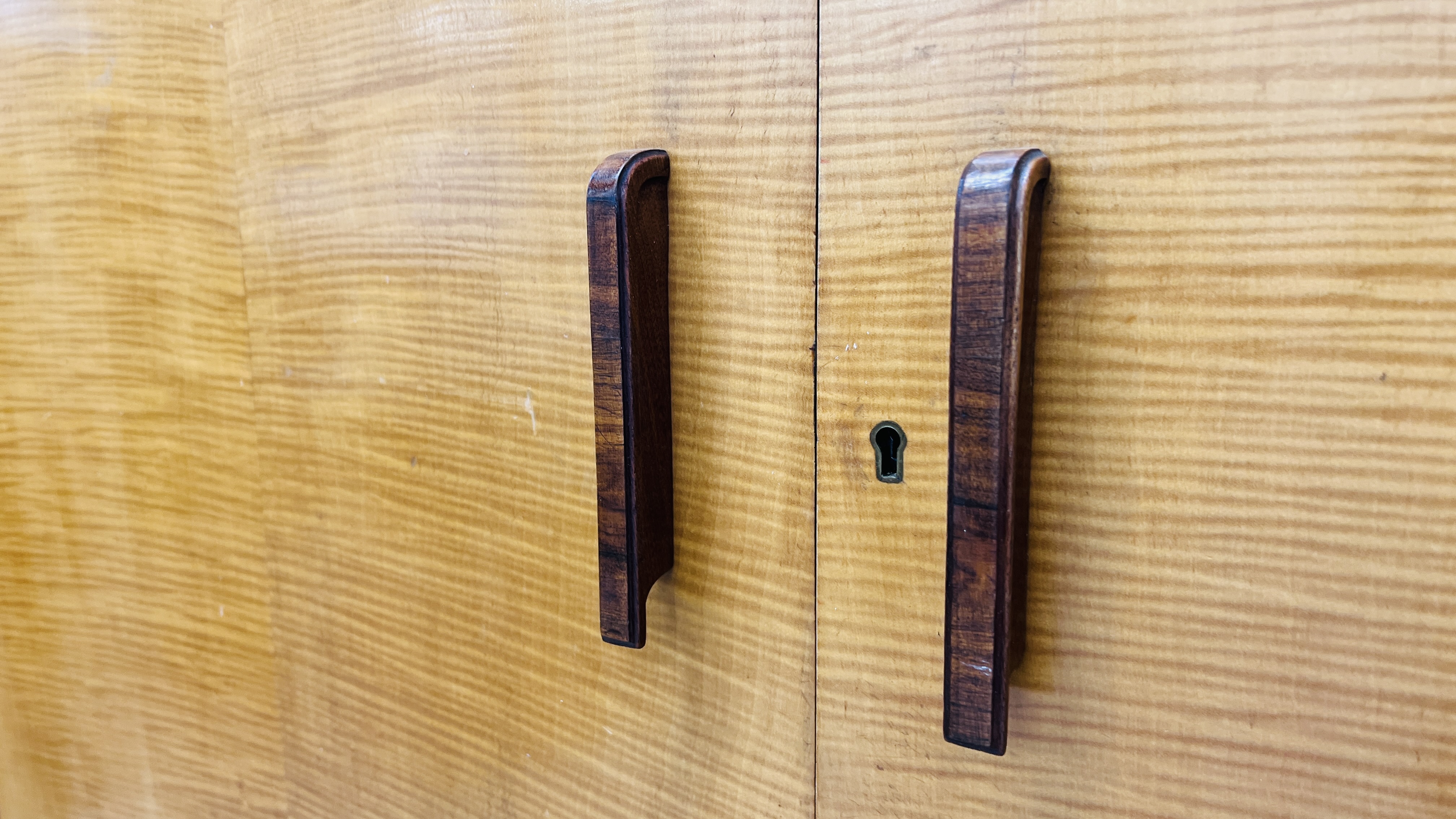 A 1930's ART DECO MAPLE FINISH WARDROBE AND MATCHING TALLBOY (WARDROBE W 123CM, D 53CM, H 185CM. - Image 16 of 19