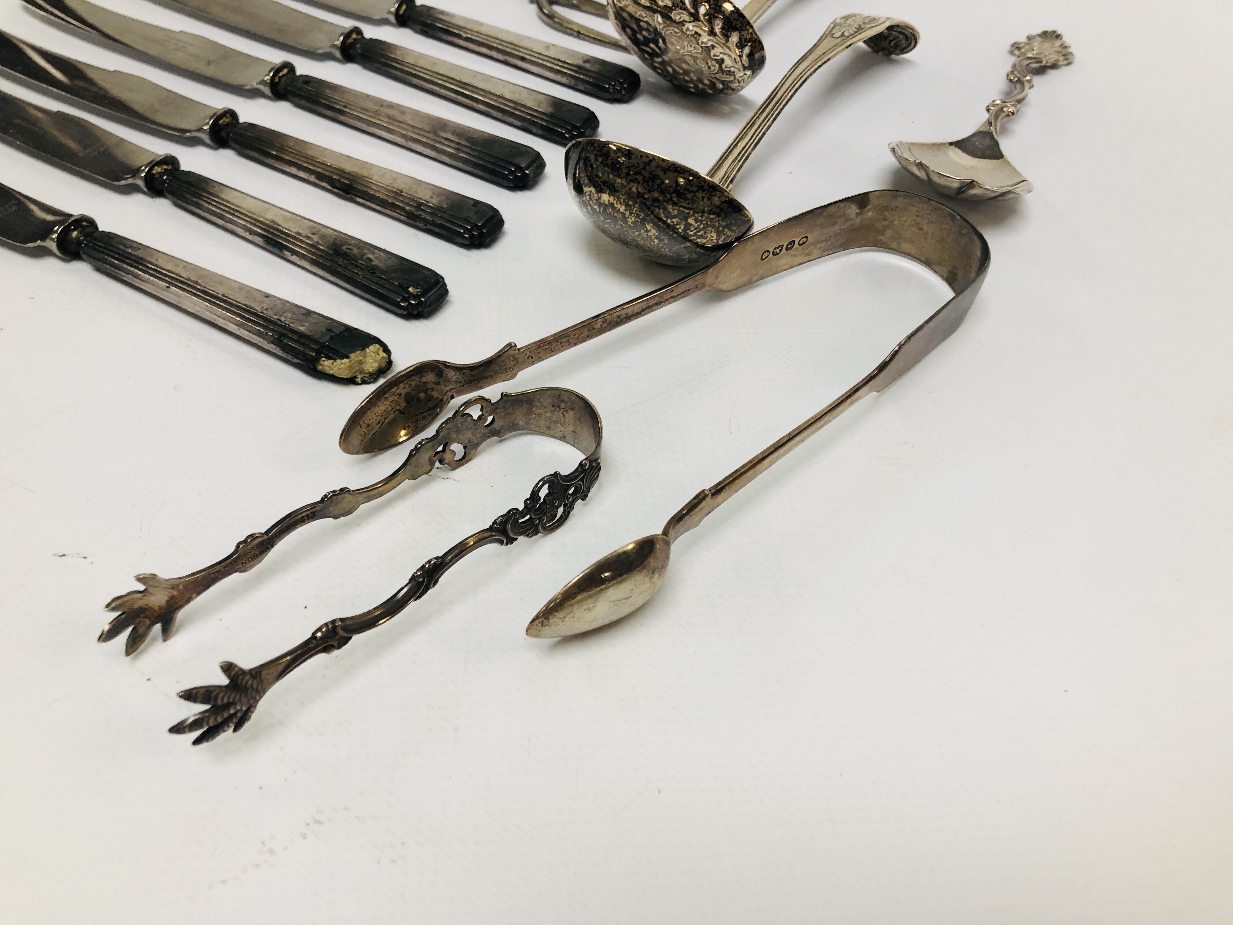 COLLECTION OF ASSORTED SILVER TO INCLUDE A LATE GEORGIAN KINGS PATTERN SAUCE LADLE BY WILLIAM ELEY, - Bild 6 aus 9