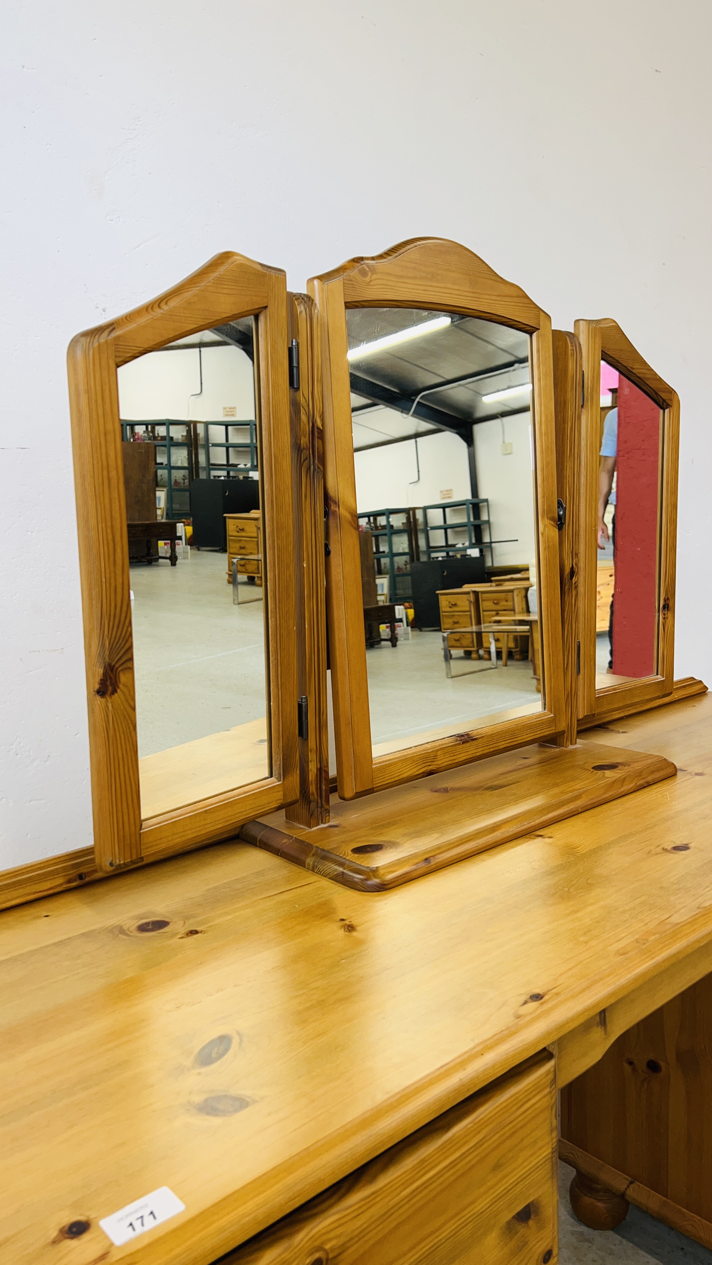 A GOOD QUALITY HONEY PINE SIX DRAWER DRESSING TABLE WITH TRIPLE DRESSING MIRROR WIDTH 143CM. - Image 7 of 8