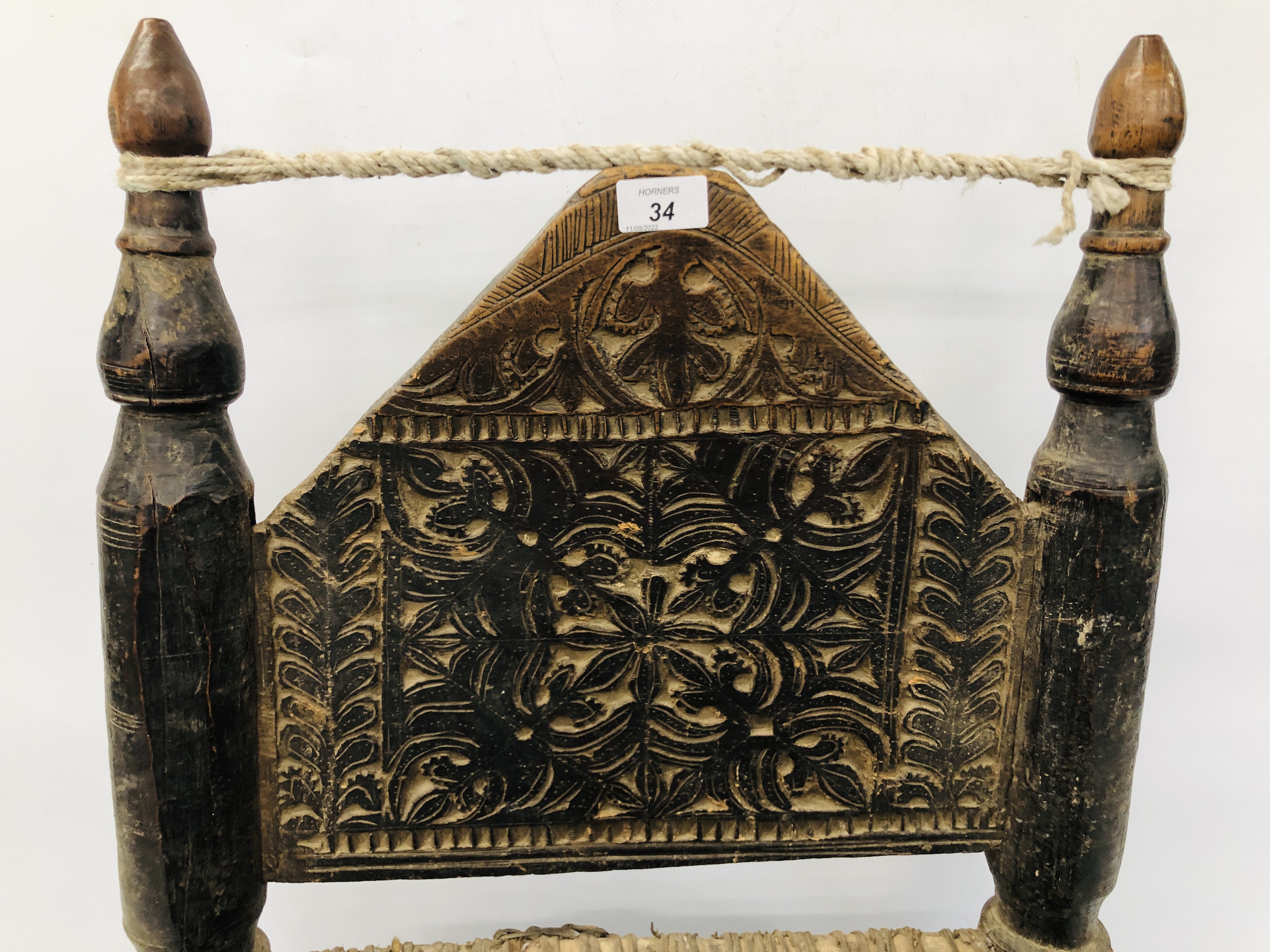 INDIAN SWAT VALLEY LOW CHAIR, THE CARVED HARDWOOD BACK ABOVE A WOVEN SEAT ON TURNED LEGS. - Bild 5 aus 8