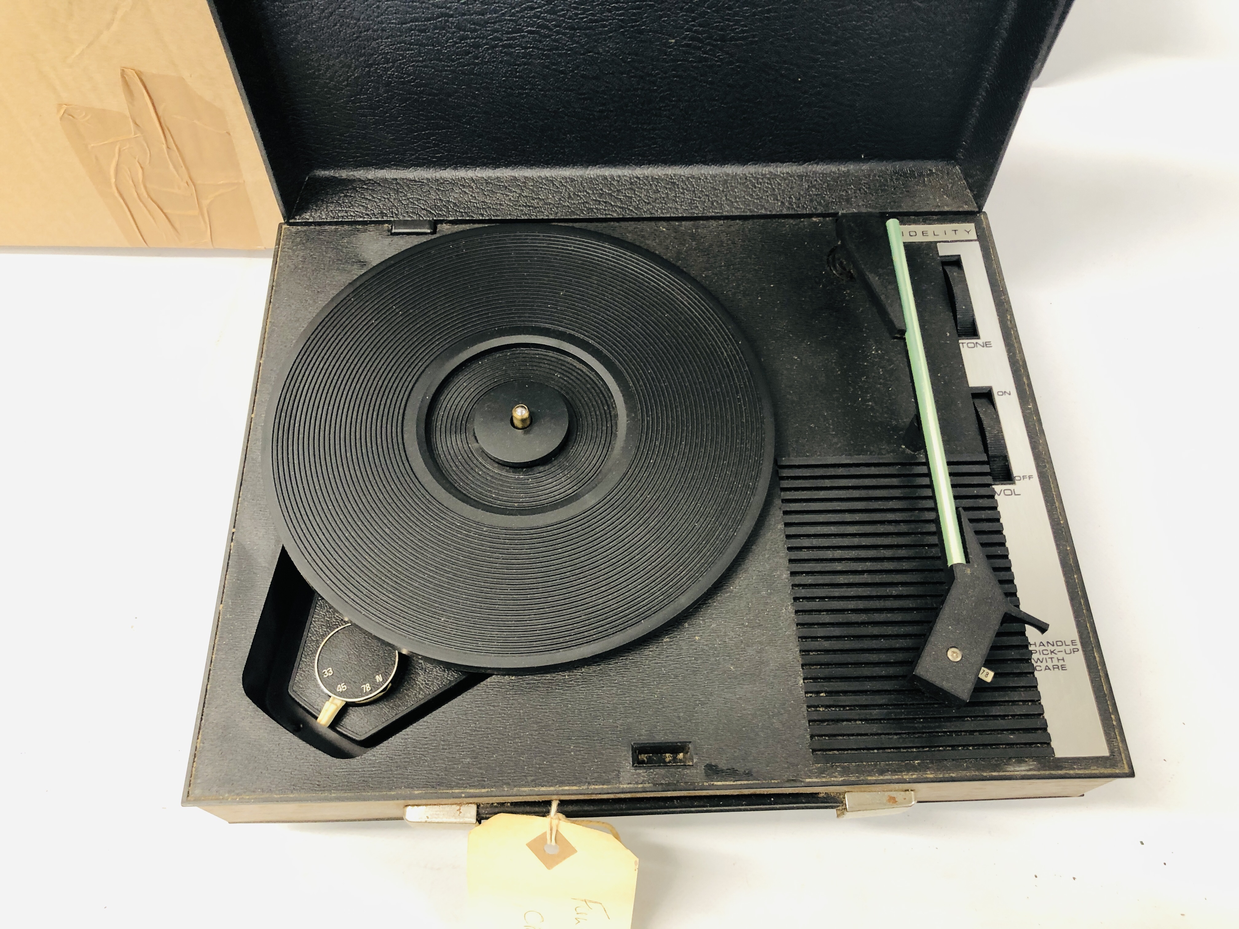 A FIDELITY PORTABLE RECORD PLAYER AND QUANTITY OF 45 RPM RECORDS TO INCLUDE ELVIS, - Bild 2 aus 5