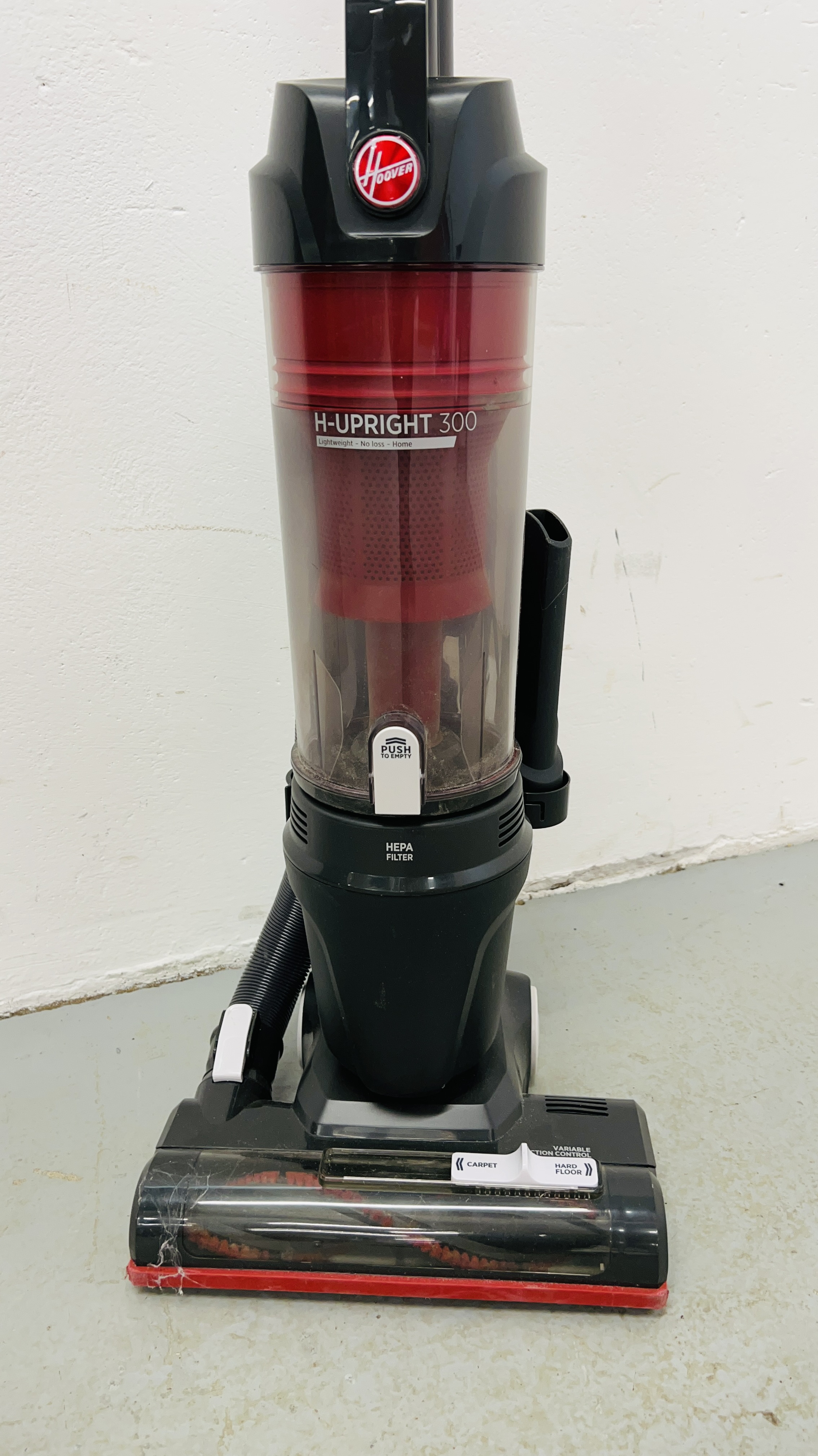 A HOOVER UPRIGHT 300 VACUUM CLEANER - SOLD AS SEEN. - Image 2 of 6