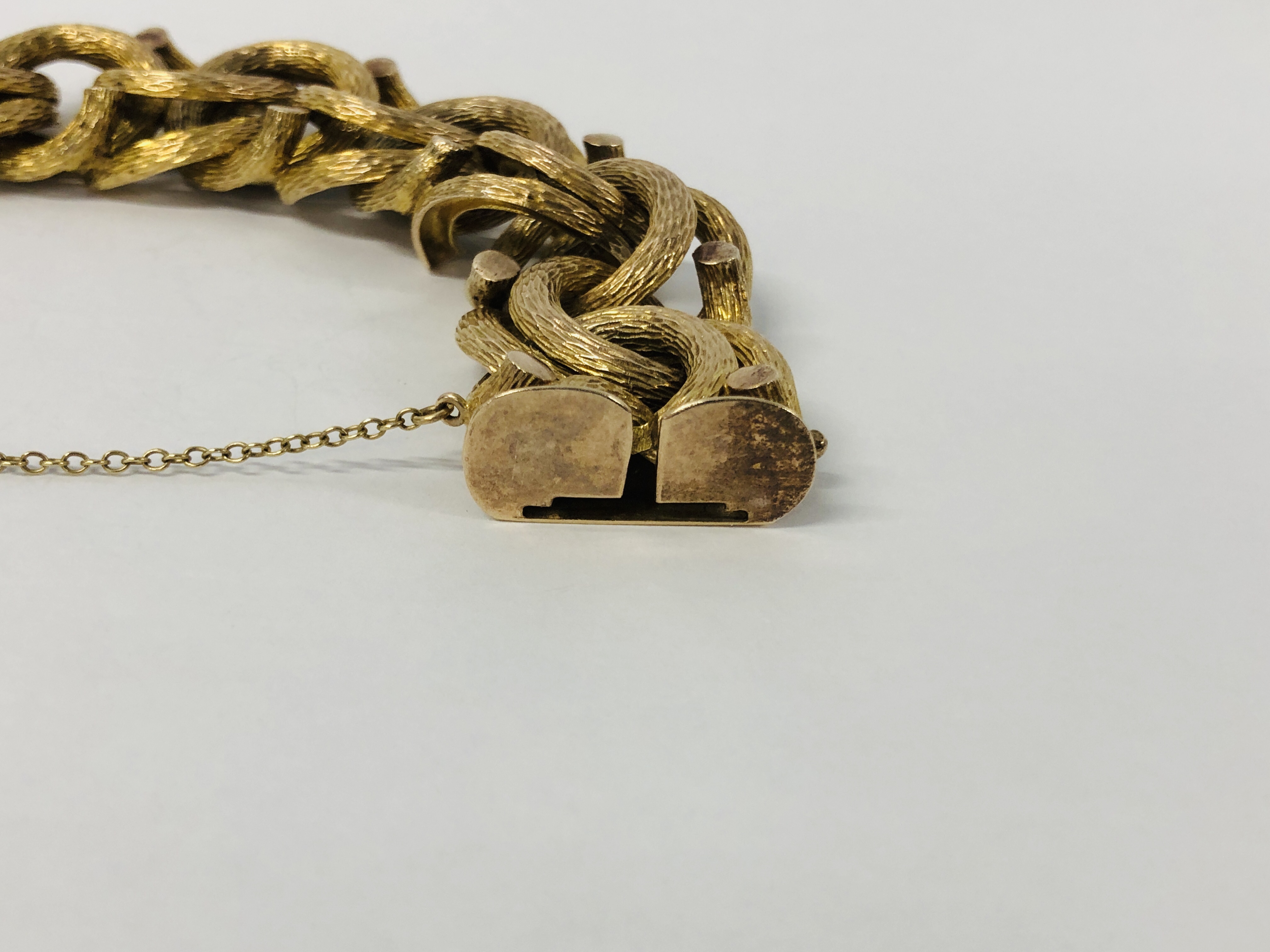 AN IMPRESSIVE 9CT. GOLD HEAVY BRACELET OF INTERWOVEN DESIGN, WITH SAFETY CHAIN. - Image 10 of 11