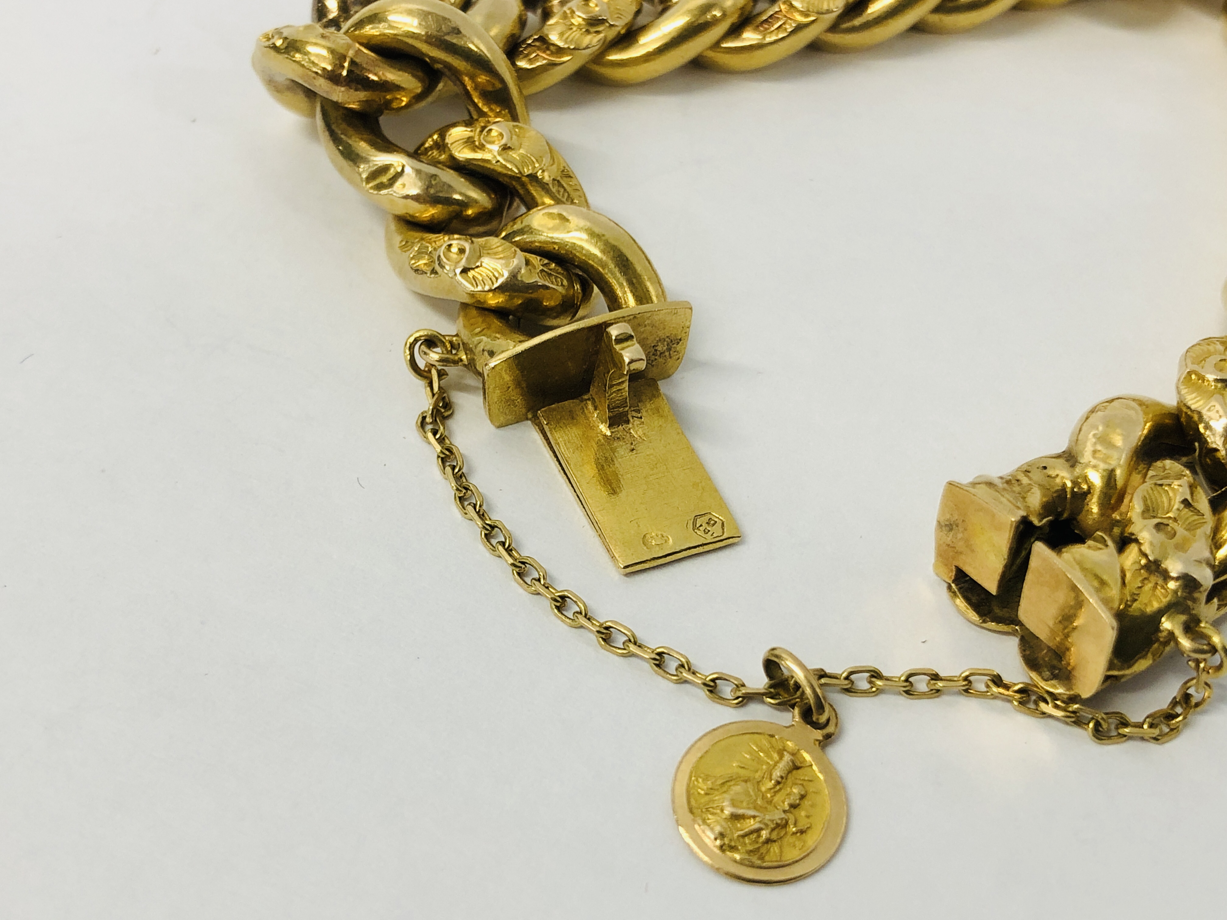 VINTAGE YELLOW METAL CURB BRACELET WITH SAFETY CHAIN (INDISTINCT MARKS). - Image 10 of 11