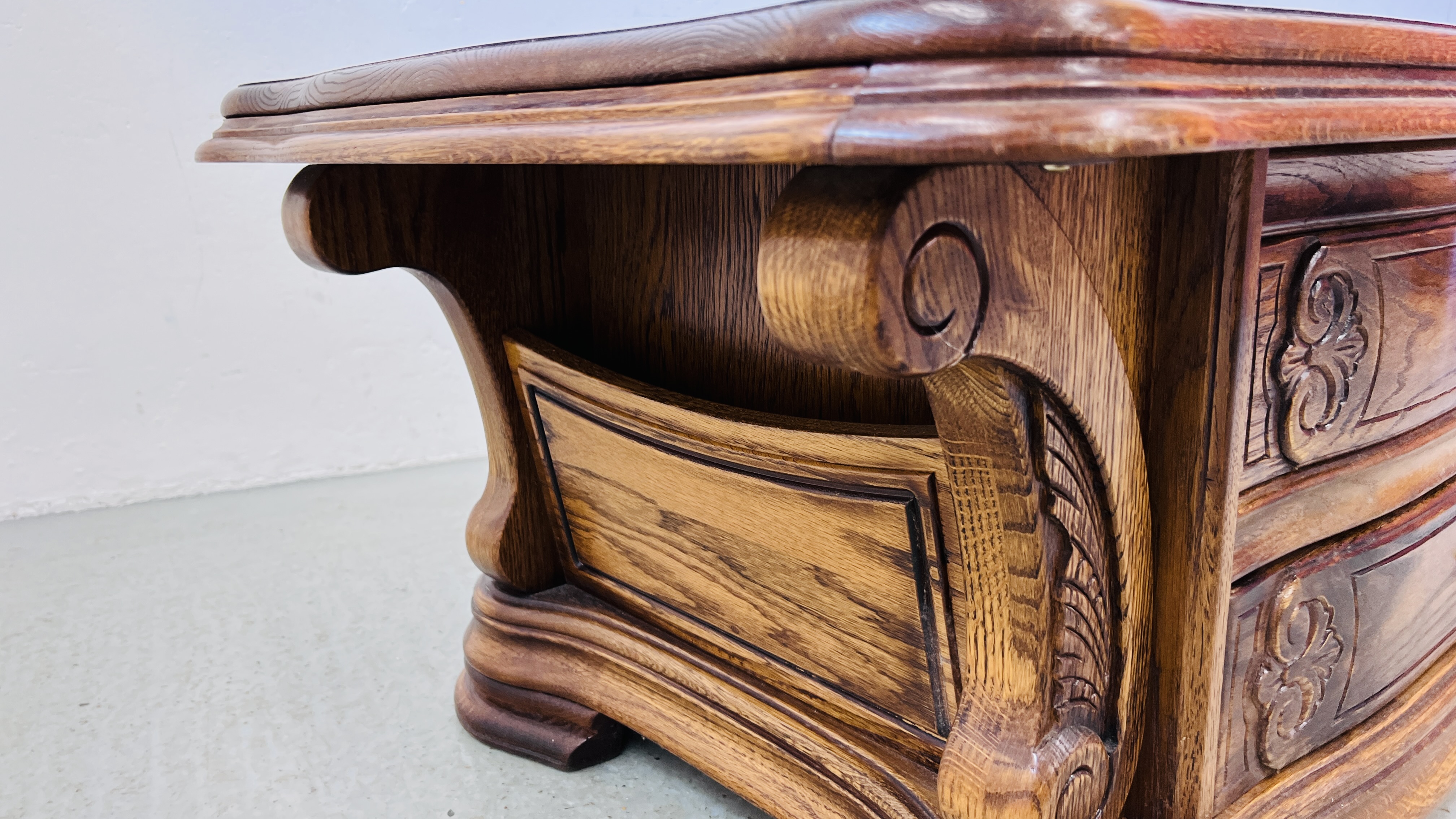 AN OAK TWO DRAWER COFFEE TABLE WITH CARVED DETAIL 120CM X 68CM. - Image 5 of 9